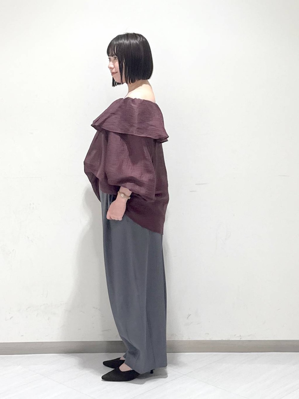 「体型カバー、カジュアル、ワントーン、SNAP_apart by lowrys、apart by lowrys、おでかけ、秋コーデ」｜「A part byのスラックスコクーンボリュームパンツ（スラックス、グレー系）」を使った、さちさん（レディース・155cm）の秋コーディネートの2枚目の写真