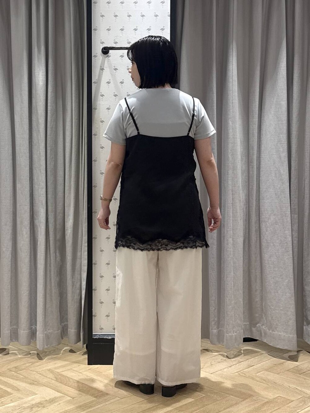 ホワイト系のその他パンツ、ブラック系のパンプス、ブルー系のTシャツ/カットソーを着用したレディースの春コーディネートの3枚目の写真