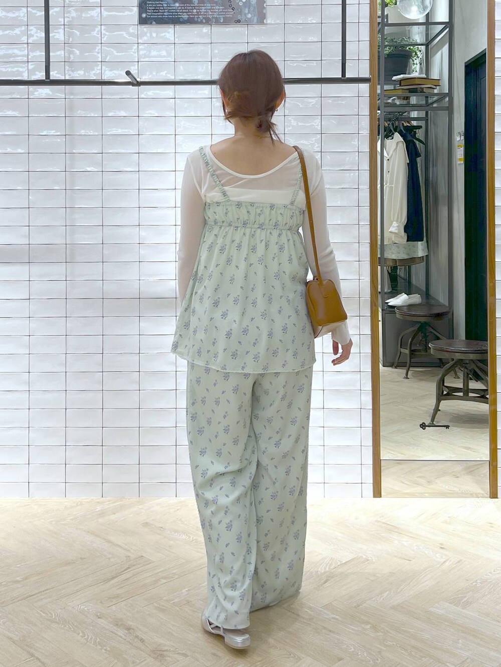 ホワイト系のキャミソール、グリーン系のキャミソール、ホワイト系のTシャツ/カットソーを着用したレディースの春コーディネートの5枚目の写真