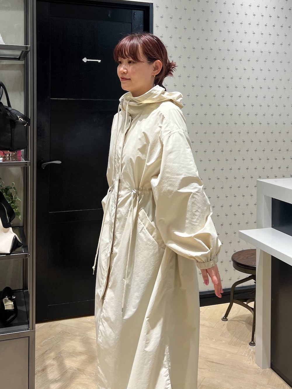 ブルー系のデニムスカート、ホワイト系のボストンバッグ、ブラック系のパンプスを着用したレディースの春コーディネートの7枚目の写真