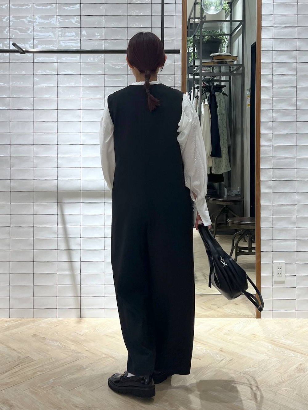 「リラックス、ベーシック/シンプル、着痩せ・細見え、楽ちんコーデ、SNAP_apart by lowrys、骨格ストレート、高身長、ラフ、きれいめ、apart by lowrys、入学式・卒業式、ブラウス、ローファー、ピアス、バッグ」｜「A part byのＳＵＳ／ハートピアス≪追加5≫（ピアス（両耳用）、ゴールド系）」を使った、momoさん（レディース・165cm）の春コーディネートの4枚目の写真