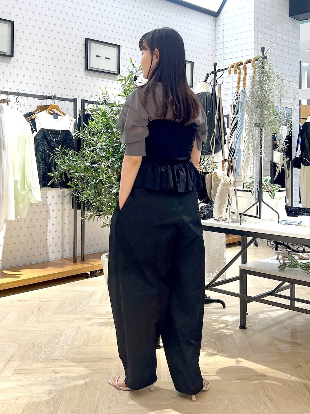 ホワイト系のサンダル、ブラック系のその他パンツ、ブラック系のショルダーバッグを着用したレディースの夏コーディネートの3枚目の写真