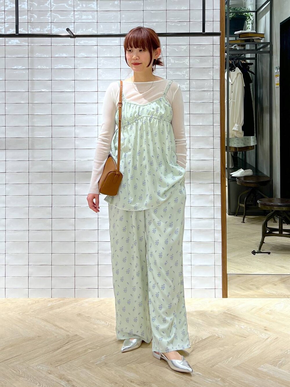 ホワイト系のキャミソール、グリーン系のキャミソール、ホワイト系のTシャツ/カットソーを着用したレディースの春コーディネートの2枚目の写真