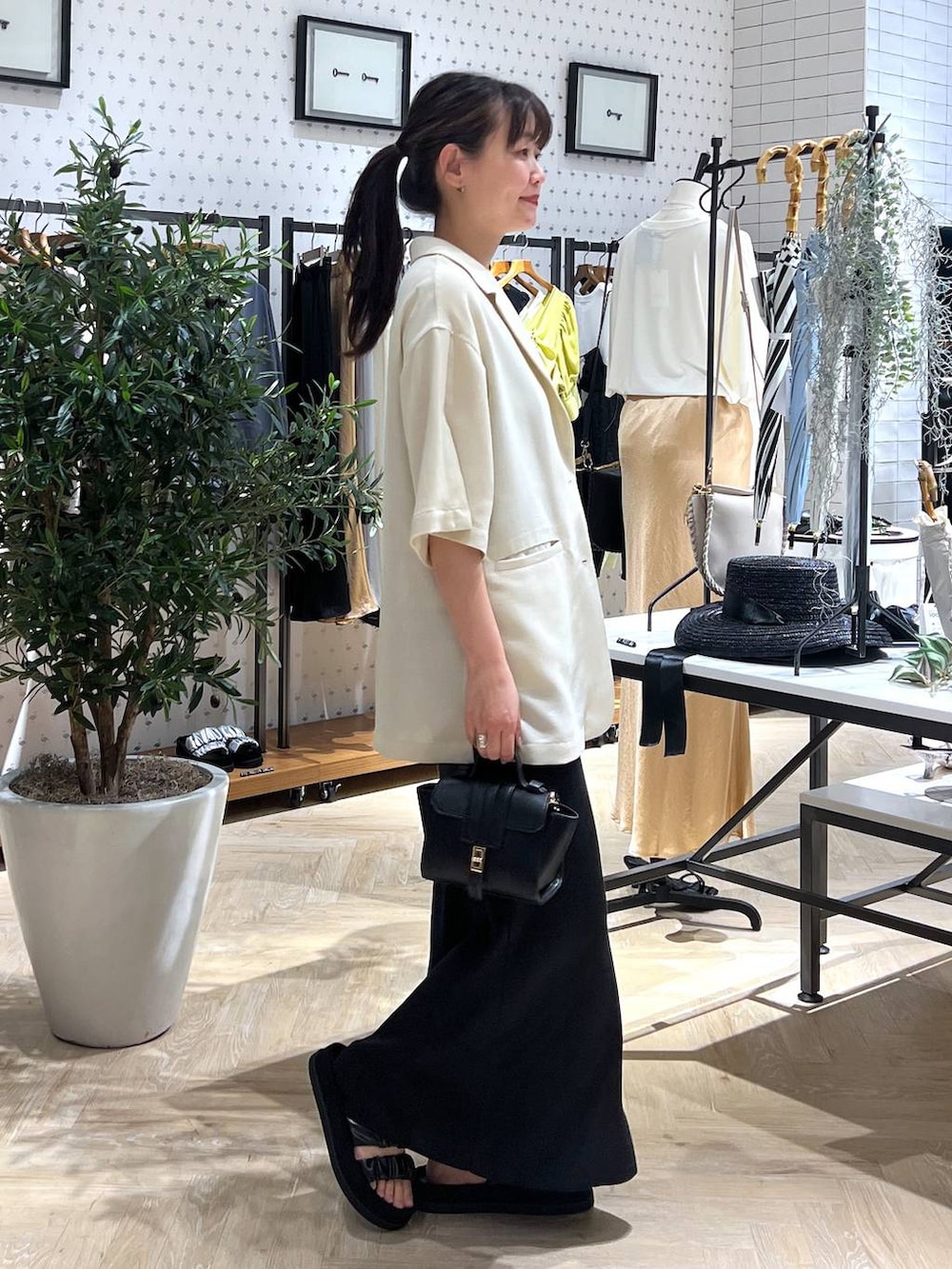 「リラックス、ベーシック/シンプル、着痩せ・細見え、楽ちんコーデ、SNAP_apart by lowrys、骨格ウェーブ、骨格ナチュラル、高身長、ラフ、きれいめ、apart by lowrys、ワンピース、e/rm、サンダル、ジャケット」｜「A part byのＳＵＳ／ハートピアス（ピアス（両耳用）、シルバー系）」を使った、momoさん（レディース・165cm）の夏コーディネートの4枚目の写真