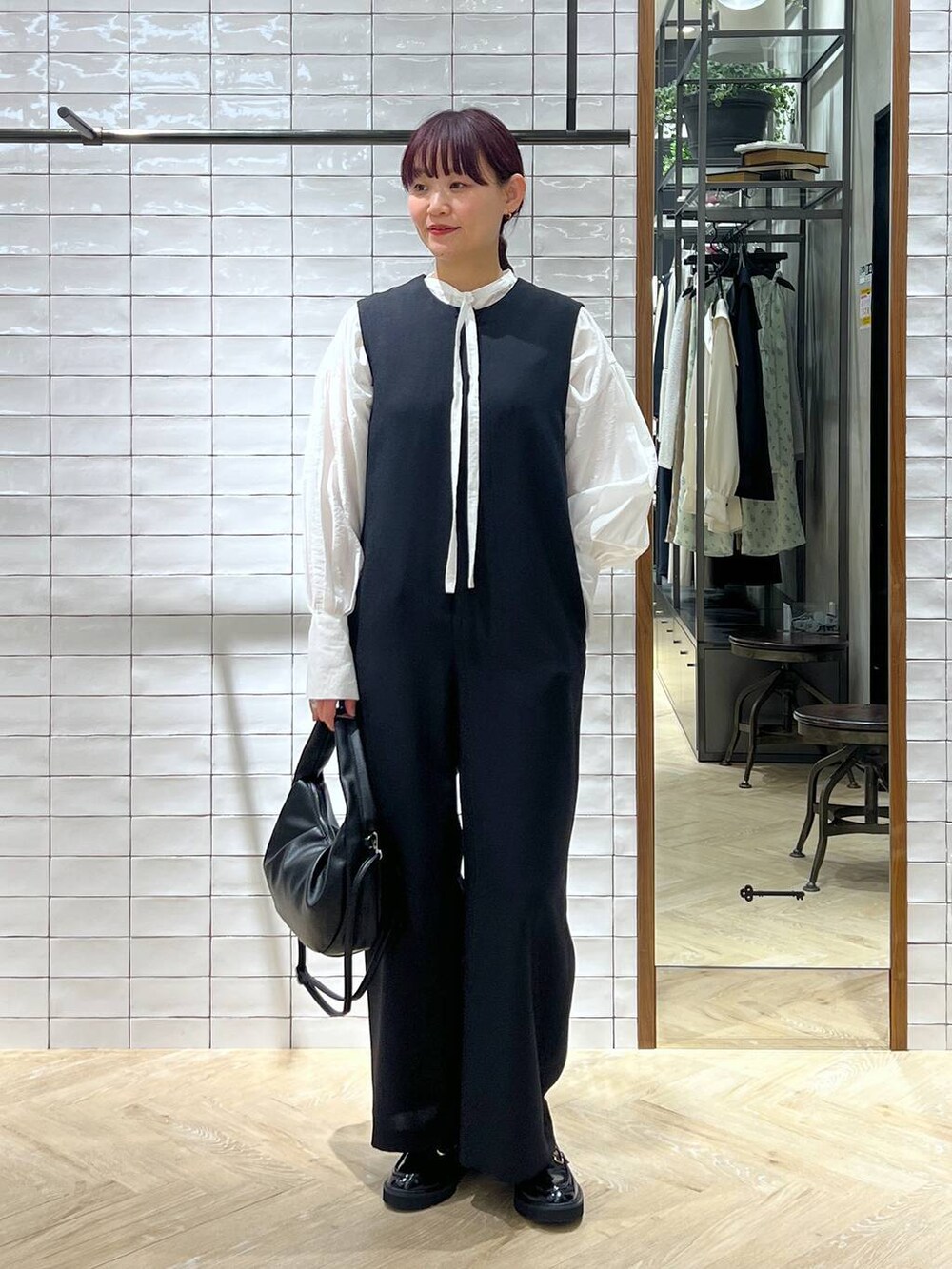 「リラックス、ベーシック/シンプル、着痩せ・細見え、楽ちんコーデ、SNAP_apart by lowrys、骨格ストレート、高身長、ラフ、きれいめ、apart by lowrys、入学式・卒業式、ブラウス、ローファー、ピアス、バッグ」｜「A part byのＳＵＳ／ハートピアス≪追加5≫（ピアス（両耳用）、ゴールド系）」を使った、momoさん（レディース・165cm）の春コーディネートの2枚目の写真