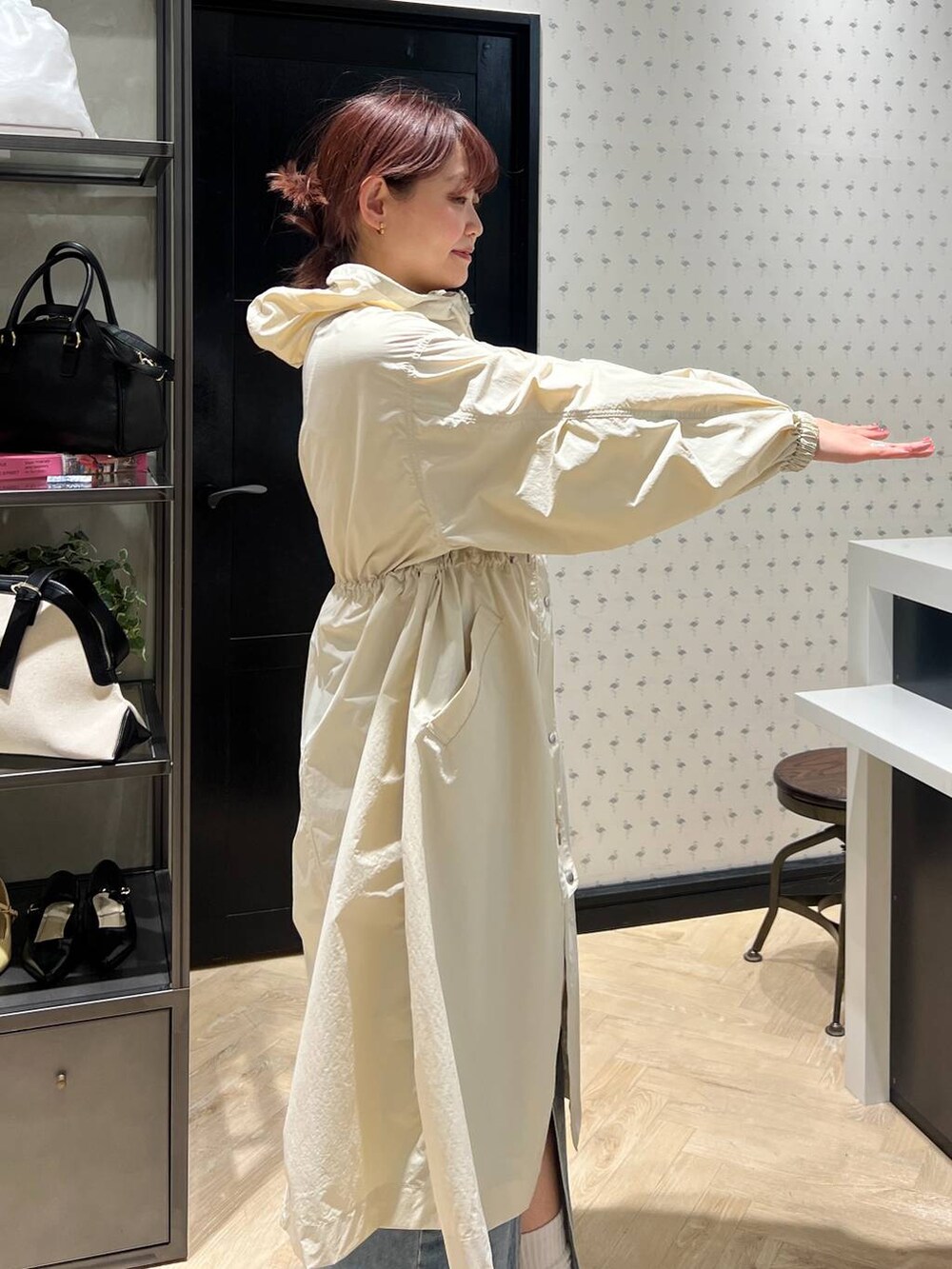 ブルー系のデニムスカート、ホワイト系のボストンバッグ、ブラック系のパンプスを着用したレディースの春コーディネートの10枚目の写真