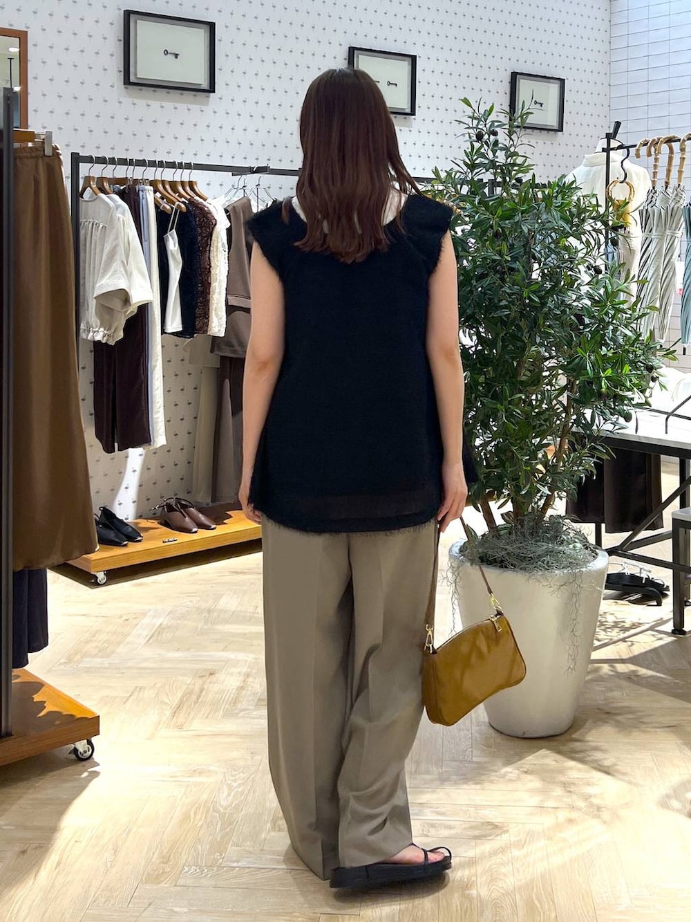ホワイト系のTシャツ/カットソー、ブラック系のサンダル、グレー系のその他パンツを着用したレディースの夏コーディネートの4枚目の写真