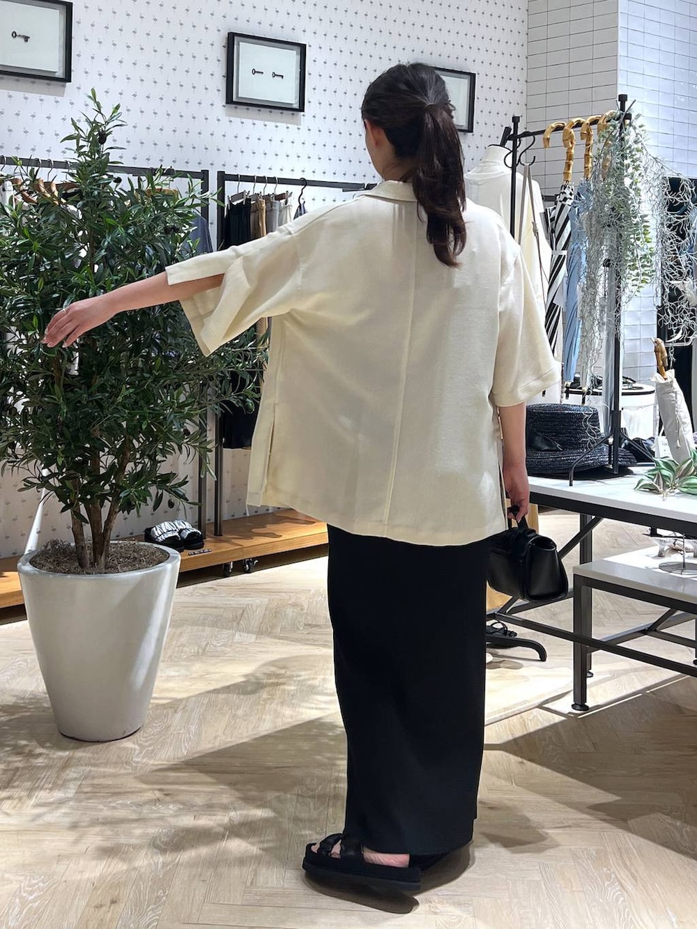 「リラックス、ベーシック/シンプル、着痩せ・細見え、楽ちんコーデ、SNAP_apart by lowrys、骨格ウェーブ、骨格ナチュラル、高身長、ラフ、きれいめ、apart by lowrys、ワンピース、e/rm、サンダル、ジャケット」｜「A part byのＳＵＳ／ハートピアス（ピアス（両耳用）、シルバー系）」を使った、momoさん（レディース・165cm）の夏コーディネートの6枚目の写真