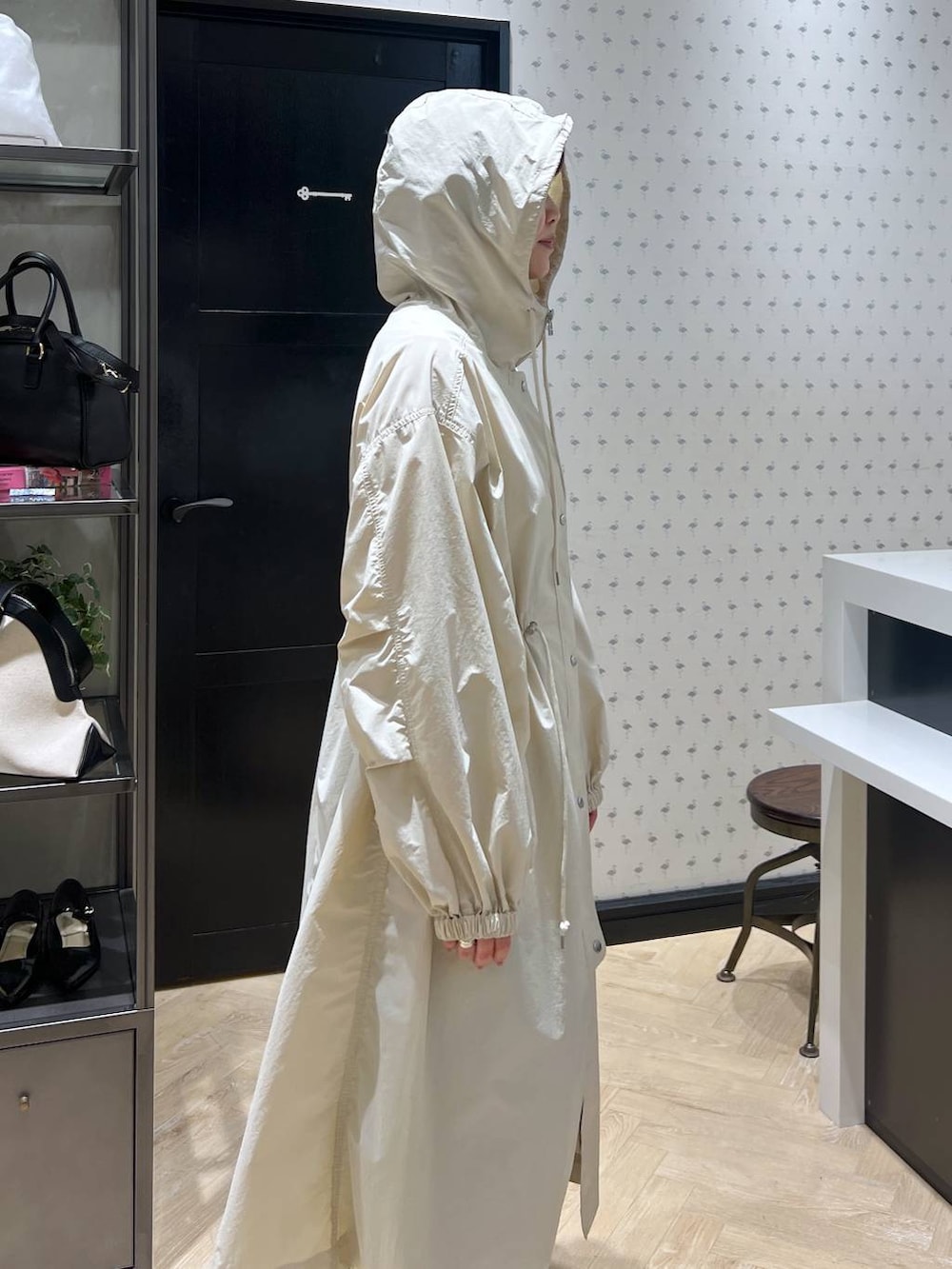 ブルー系のデニムスカート、ホワイト系のボストンバッグ、ブラック系のパンプスを着用したレディースの春コーディネートの9枚目の写真