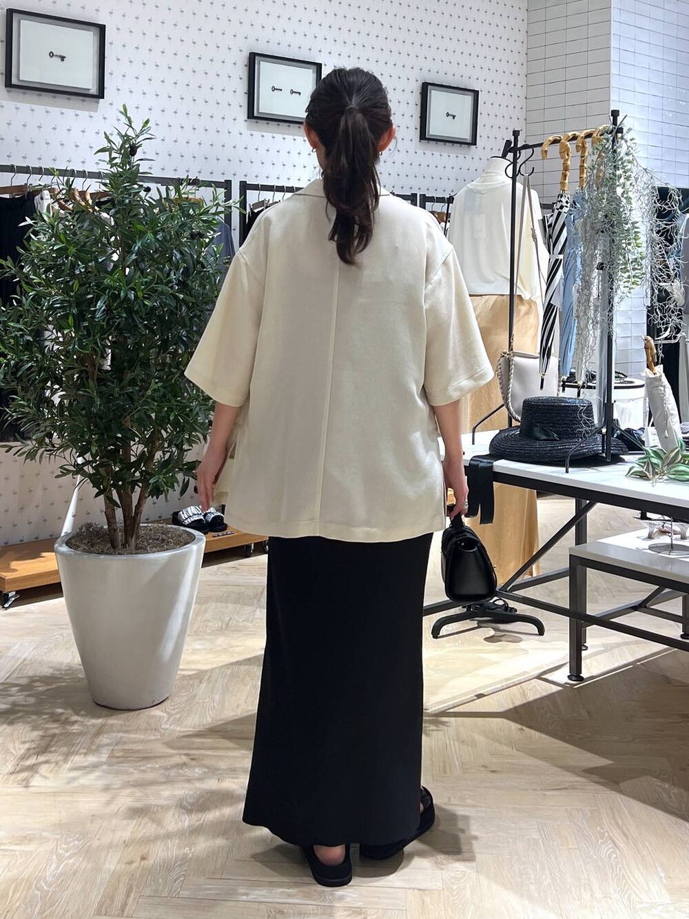 「リラックス、ベーシック/シンプル、着痩せ・細見え、楽ちんコーデ、SNAP_apart by lowrys、骨格ウェーブ、骨格ナチュラル、高身長、ラフ、きれいめ、apart by lowrys、ワンピース、e/rm、サンダル、ジャケット」｜「A part byのＳＵＳ／ハートピアス（ピアス（両耳用）、シルバー系）」を使った、momoさん（レディース・165cm）の夏コーディネートの5枚目の写真