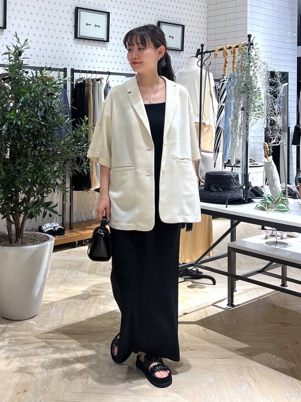 「リラックス、ベーシック/シンプル、着痩せ・細見え、楽ちんコーデ、SNAP_apart by lowrys、骨格ウェーブ、骨格ナチュラル、高身長、ラフ、きれいめ、apart by lowrys、ワンピース、e/rm、サンダル、ジャケット」｜「A part byのＳＵＳ／ハートピアス（ピアス（両耳用）、シルバー系）」を使った、momoさん（レディース・165cm）の夏コーディネートの2枚目の写真