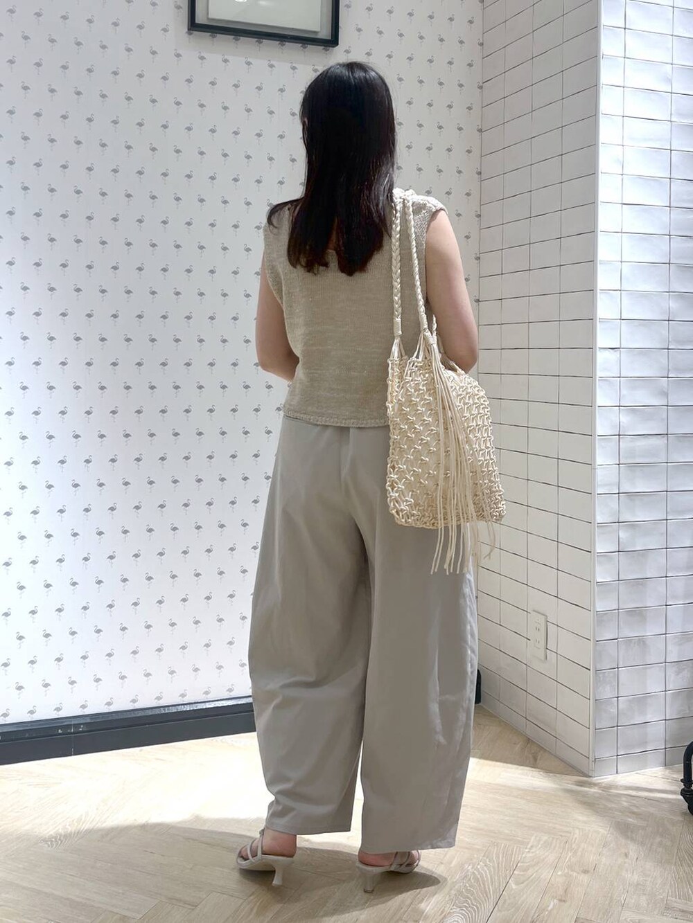 ホワイト系のショルダーバッグ、ホワイト系のサンダル、グレー系のその他パンツを着用したレディースの夏コーディネートの3枚目の写真