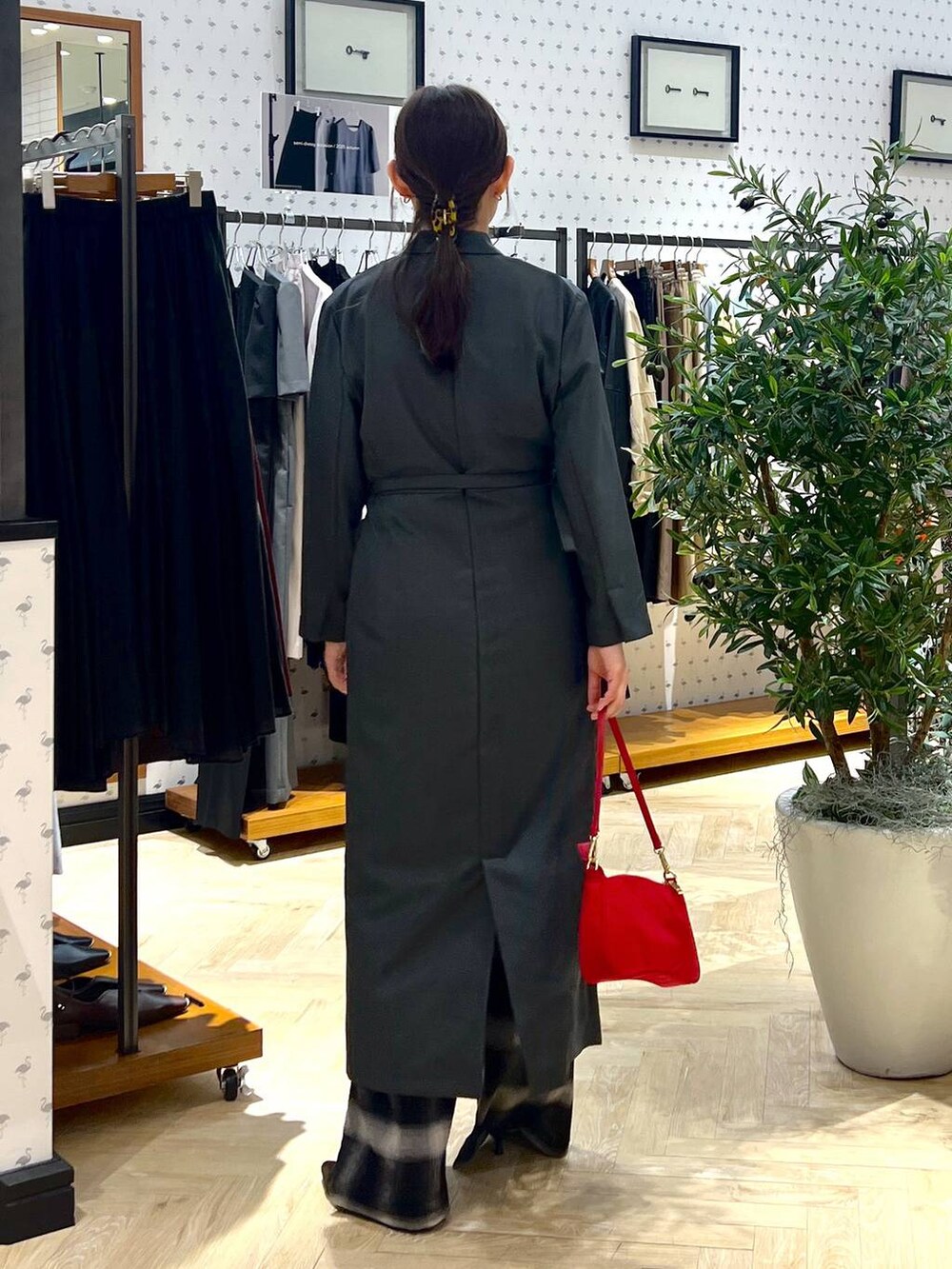ブラウン系のパンプス、レッド系のショルダーバッグ、ブラック系のその他パンツを着用したレディースの秋コーディネートの4枚目の写真
