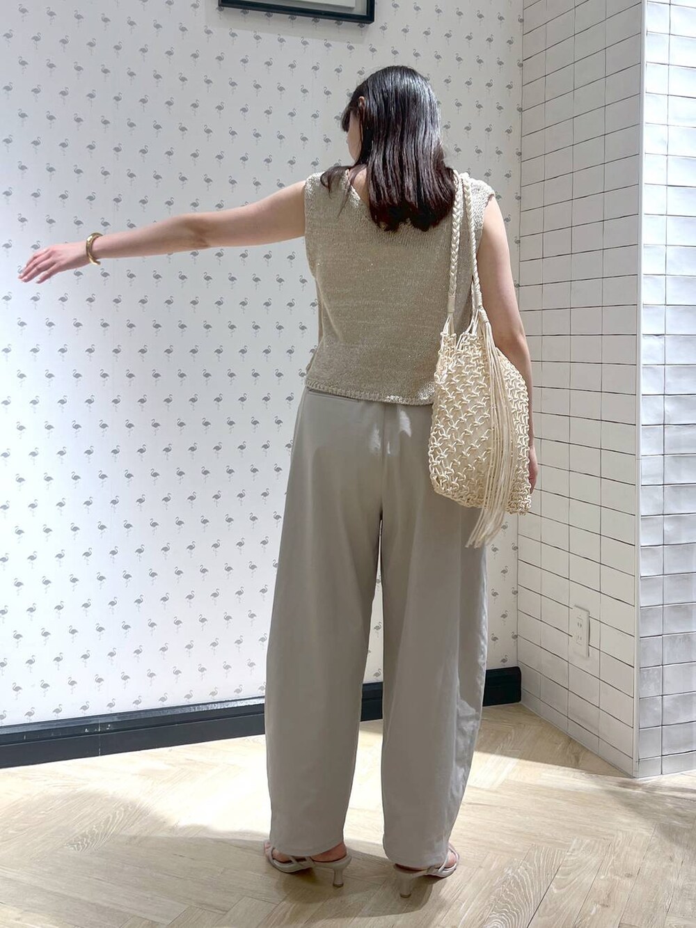 ホワイト系のショルダーバッグ、ホワイト系のサンダル、グレー系のその他パンツを着用したレディースの夏コーディネートの4枚目の写真