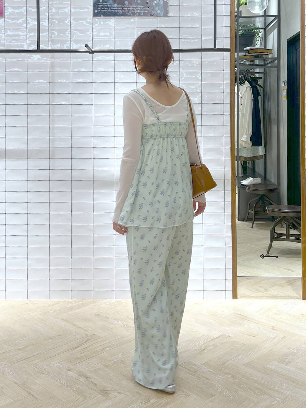 ホワイト系のキャミソール、グリーン系のキャミソール、ホワイト系のTシャツ/カットソーを着用したレディースの春コーディネートの4枚目の写真