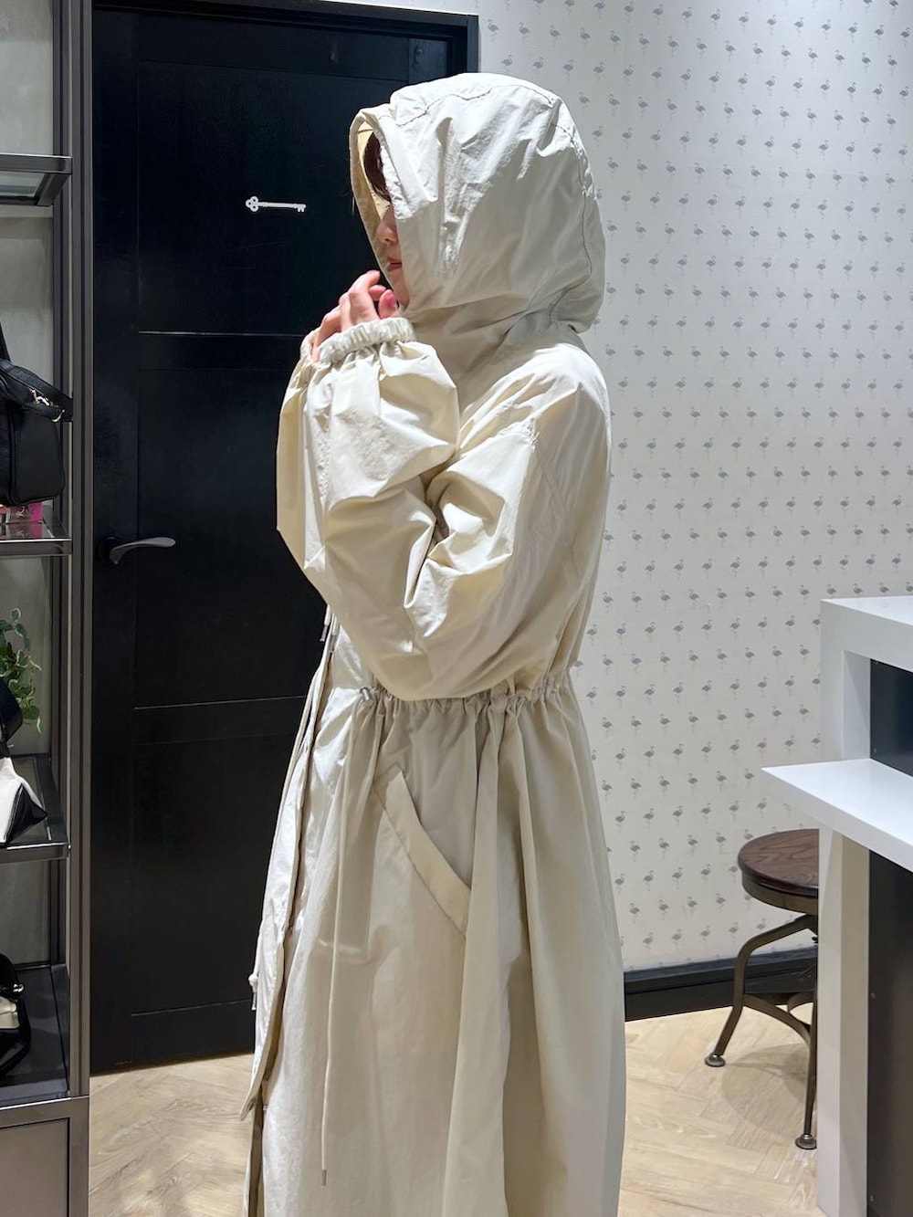 ブルー系のデニムスカート、ホワイト系のボストンバッグ、ブラック系のパンプスを着用したレディースの春コーディネートの8枚目の写真