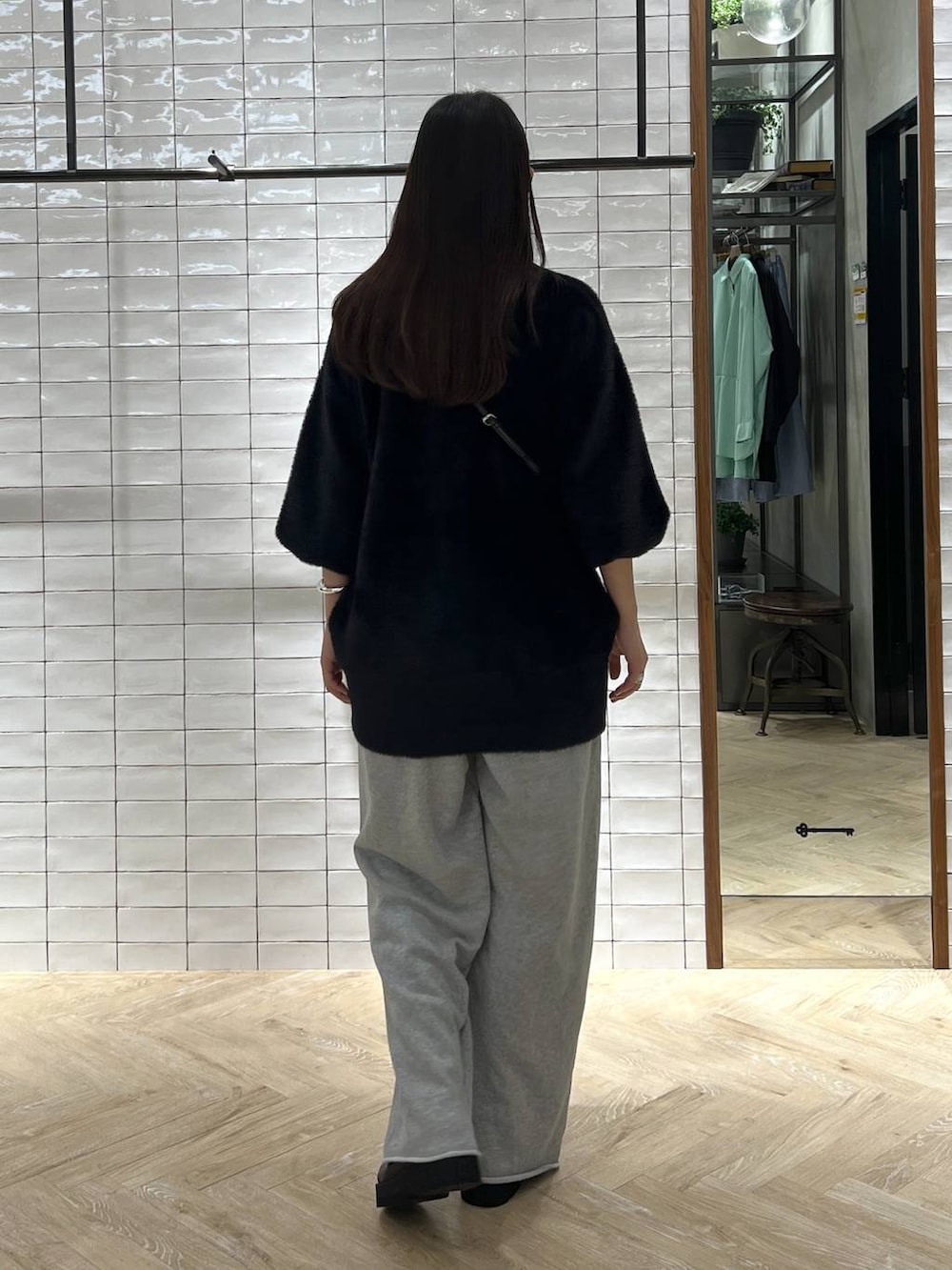 ブラック系のブーツ、ブラック系のカーディガン/ボレロ、グレー系のスウェットパンツを着用したレディースの秋コーディネートの3枚目の写真