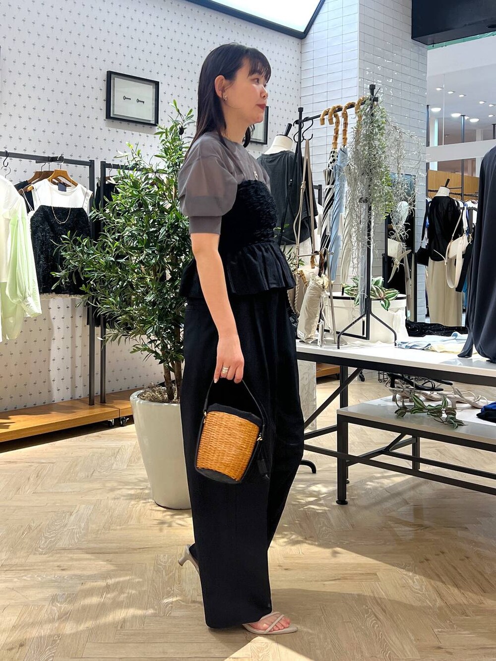 ホワイト系のサンダル、ブラック系のその他パンツ、ブラック系のショルダーバッグを着用したレディースの夏コーディネートの2枚目の写真