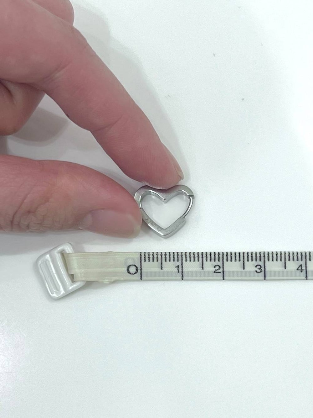 ブラウン系のショルダーバッグ、ブルー系のテーラードジャケット、ベージュ系のその他パンツを着用したレディースの冬コーディネートの4枚目の写真