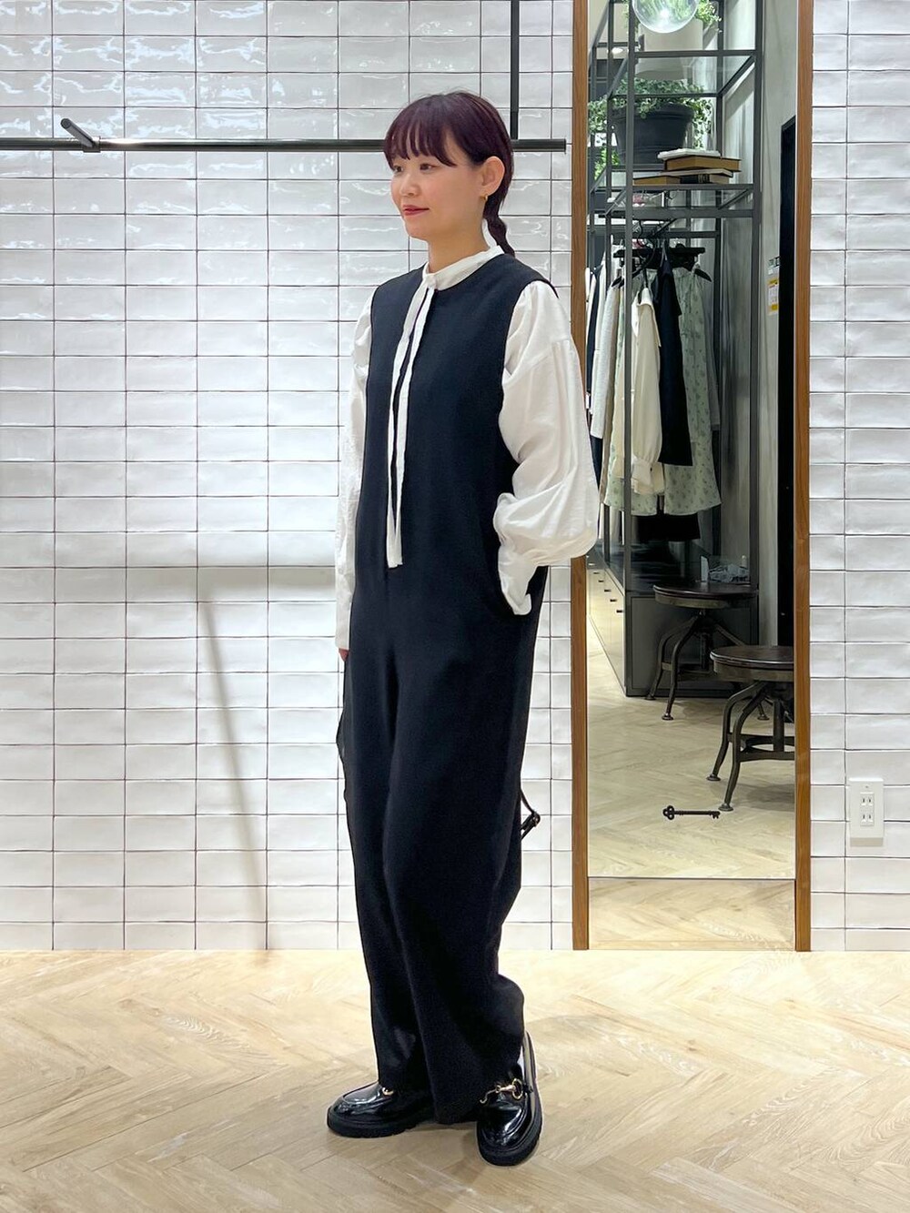 「リラックス、ベーシック/シンプル、着痩せ・細見え、楽ちんコーデ、SNAP_apart by lowrys、骨格ストレート、高身長、ラフ、きれいめ、apart by lowrys、入学式・卒業式、ブラウス、ローファー、ピアス、バッグ」｜「A part byのＳＵＳ／ハートピアス≪追加5≫（ピアス（両耳用）、ゴールド系）」を使った、momoさん（レディース・165cm）の春コーディネートの3枚目の写真