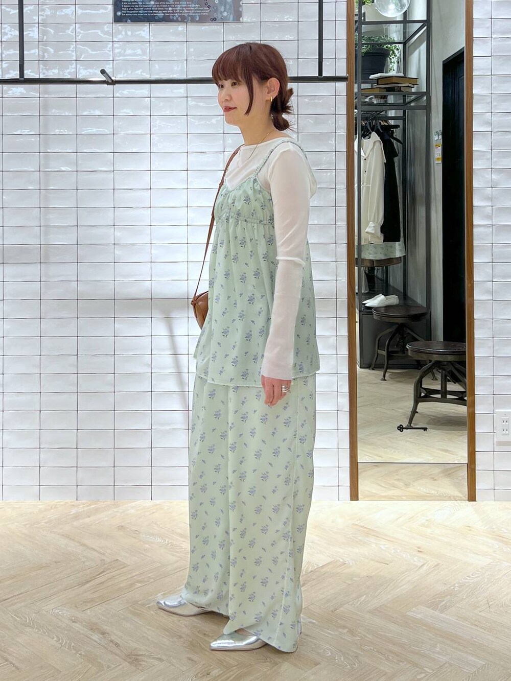 ホワイト系のキャミソール、グリーン系のキャミソール、ホワイト系のTシャツ/カットソーを着用したレディースの春コーディネートの3枚目の写真