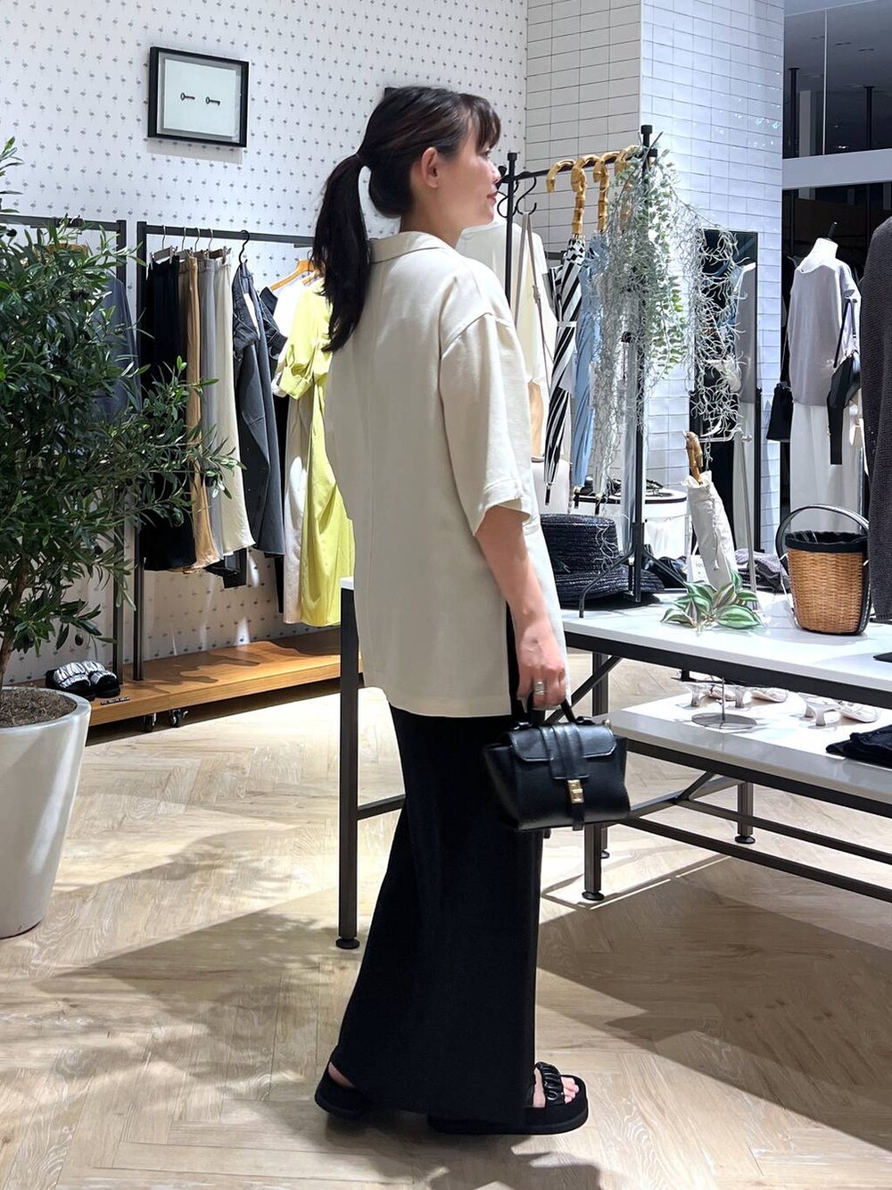 「リラックス、ベーシック/シンプル、着痩せ・細見え、楽ちんコーデ、SNAP_apart by lowrys、骨格ウェーブ、骨格ナチュラル、高身長、ラフ、きれいめ、apart by lowrys、ワンピース、e/rm、サンダル、ジャケット」｜「A part byのＳＵＳ／ハートピアス（ピアス（両耳用）、シルバー系）」を使った、momoさん（レディース・165cm）の夏コーディネートの3枚目の写真
