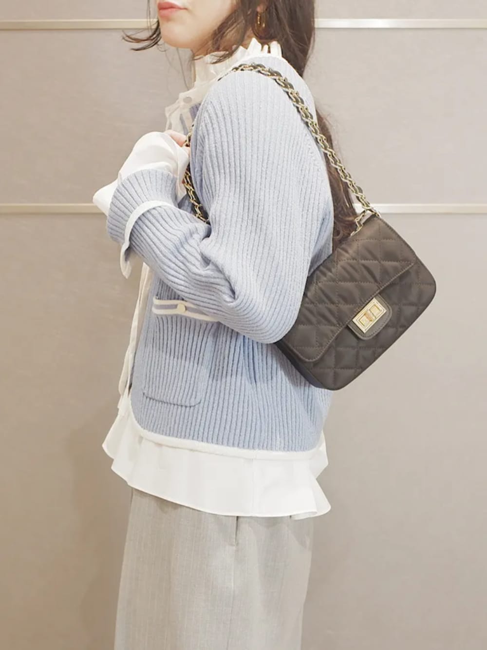 ホワイト系のシャツ/ブラウス、グレー系のその他パンツ、ブルー系のカーディガン/ボレロを着用したレディースの冬コーディネートの3枚目の写真