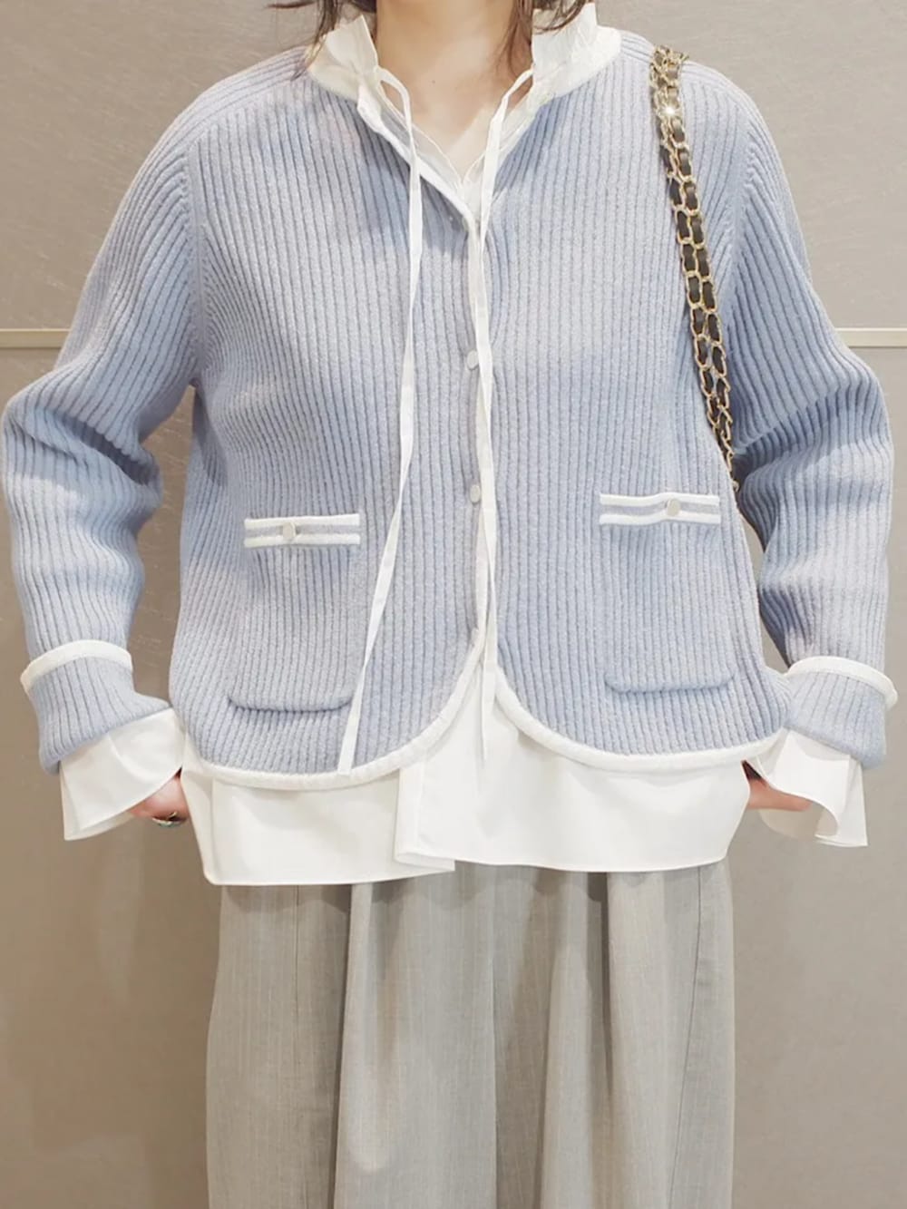 ホワイト系のシャツ/ブラウス、グレー系のその他パンツ、ブルー系のカーディガン/ボレロを着用したレディースの冬コーディネートの2枚目の写真