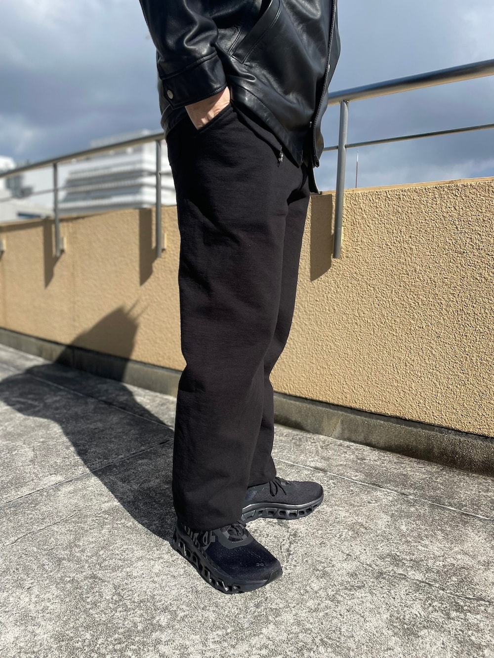 ブラック系のライダースジャケット、グレー系のTシャツ/カットソー、ブラック系のパーカーを着用したメンズの冬コーディネートの4枚目の写真