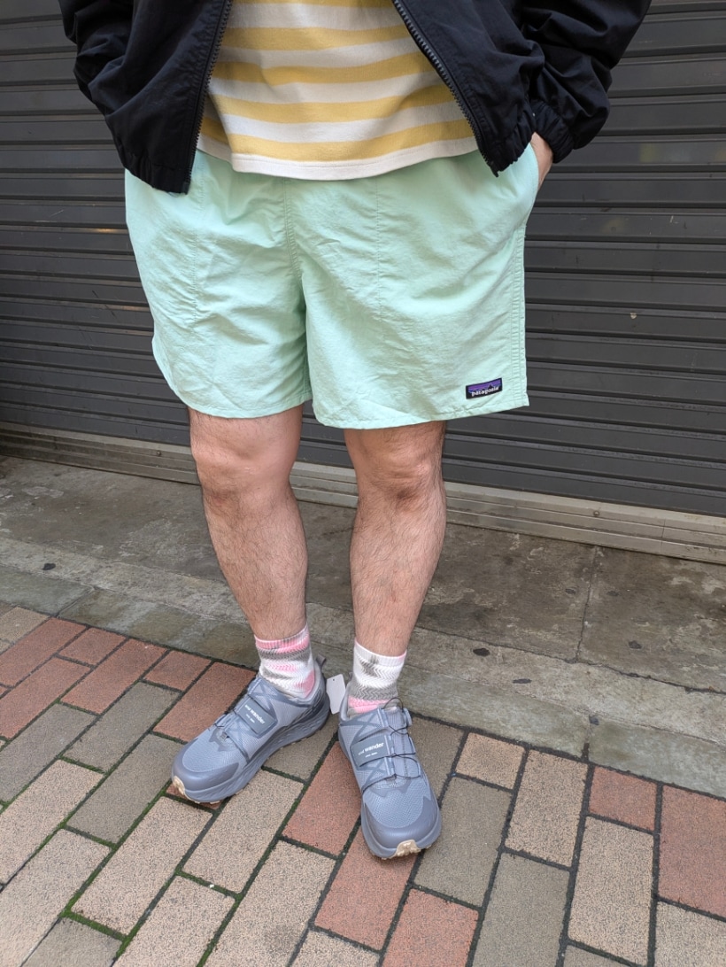 ブラック系のナイロンジャケット、グレー系のスニーカーを着用したメンズの春コーディネートの3枚目の写真