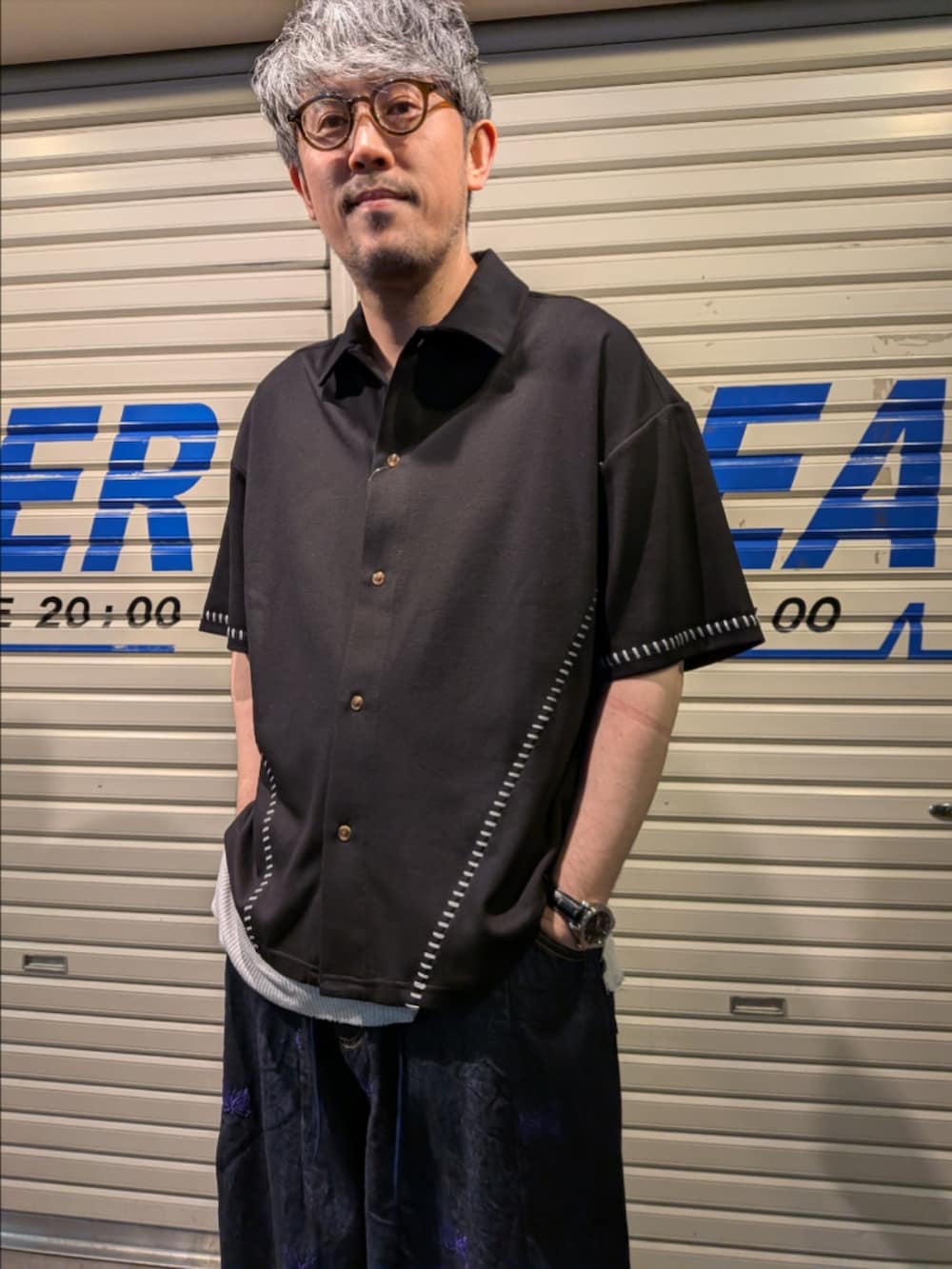 ブラック系のシャツ/ブラウスを着用したメンズの春コーディネートの3枚目の写真