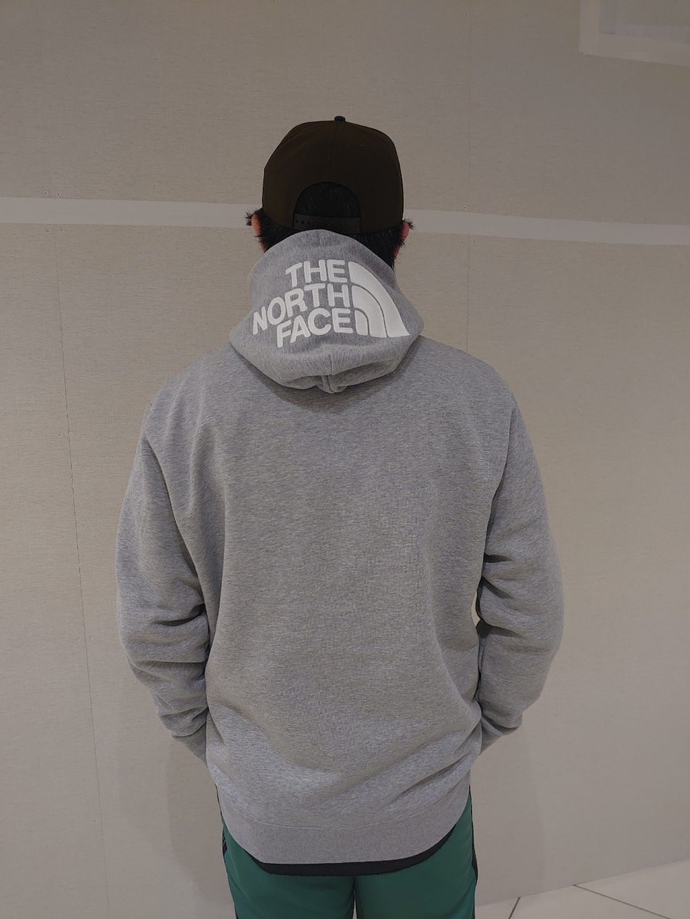 ブラック系のスニーカー、ホワイト系のTシャツ/カットソー、グレー系のパーカーを着用したメンズの冬コーディネートの3枚目の写真