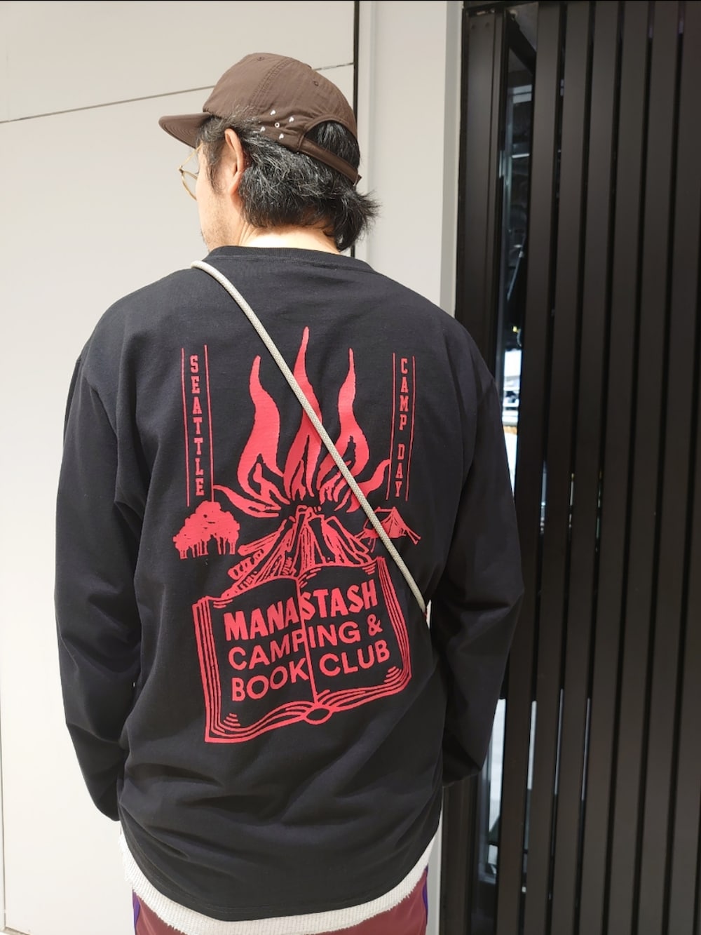 ベージュ系のサンダル、ベージュ系のサンダル、ベージュ系のサンダルを着用したメンズの夏コーディネートの3枚目の写真