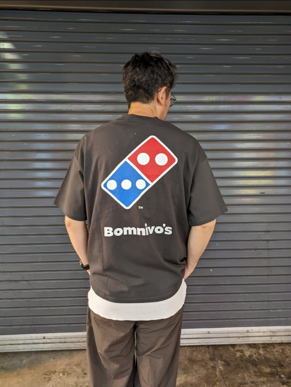 ブラック系のTシャツ/カットソー、ブラウン系のその他パンツを着用したメンズの春コーディネートの2枚目の写真