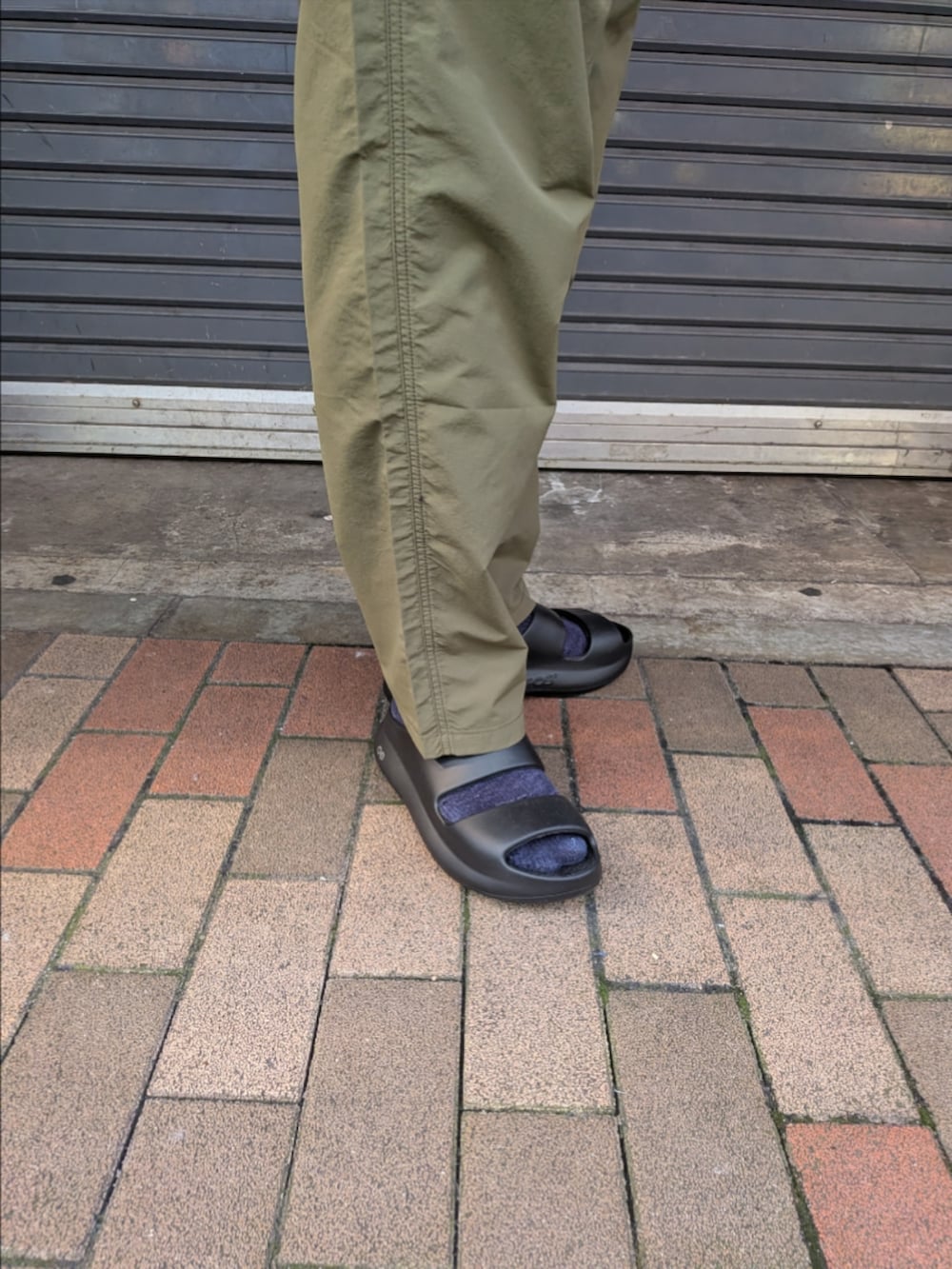 ブルー系のシャツ/ブラウス、グリーン系のその他パンツ、ブラック系のサンダルを着用したメンズの春コーディネートの4枚目の写真