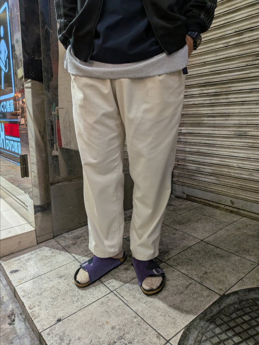 ホワイト系のチノパンツを着用したメンズの秋コーディネートの3枚目の写真