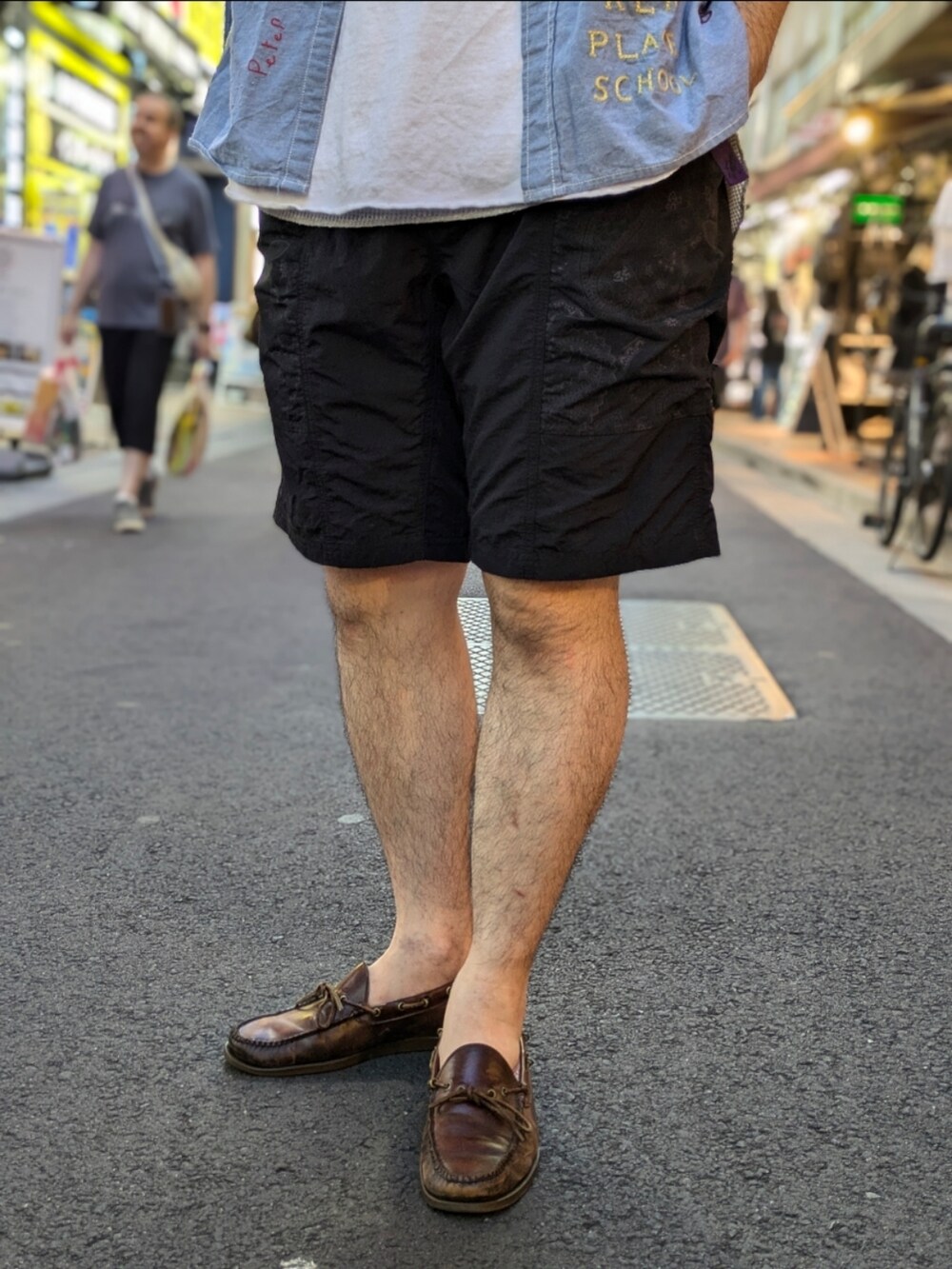 ブラック系のその他パンツ、ブラウン系のTシャツ/カットソー、ブルー系のシャツ/ブラウスを着用したメンズの夏コーディネートの4枚目の写真