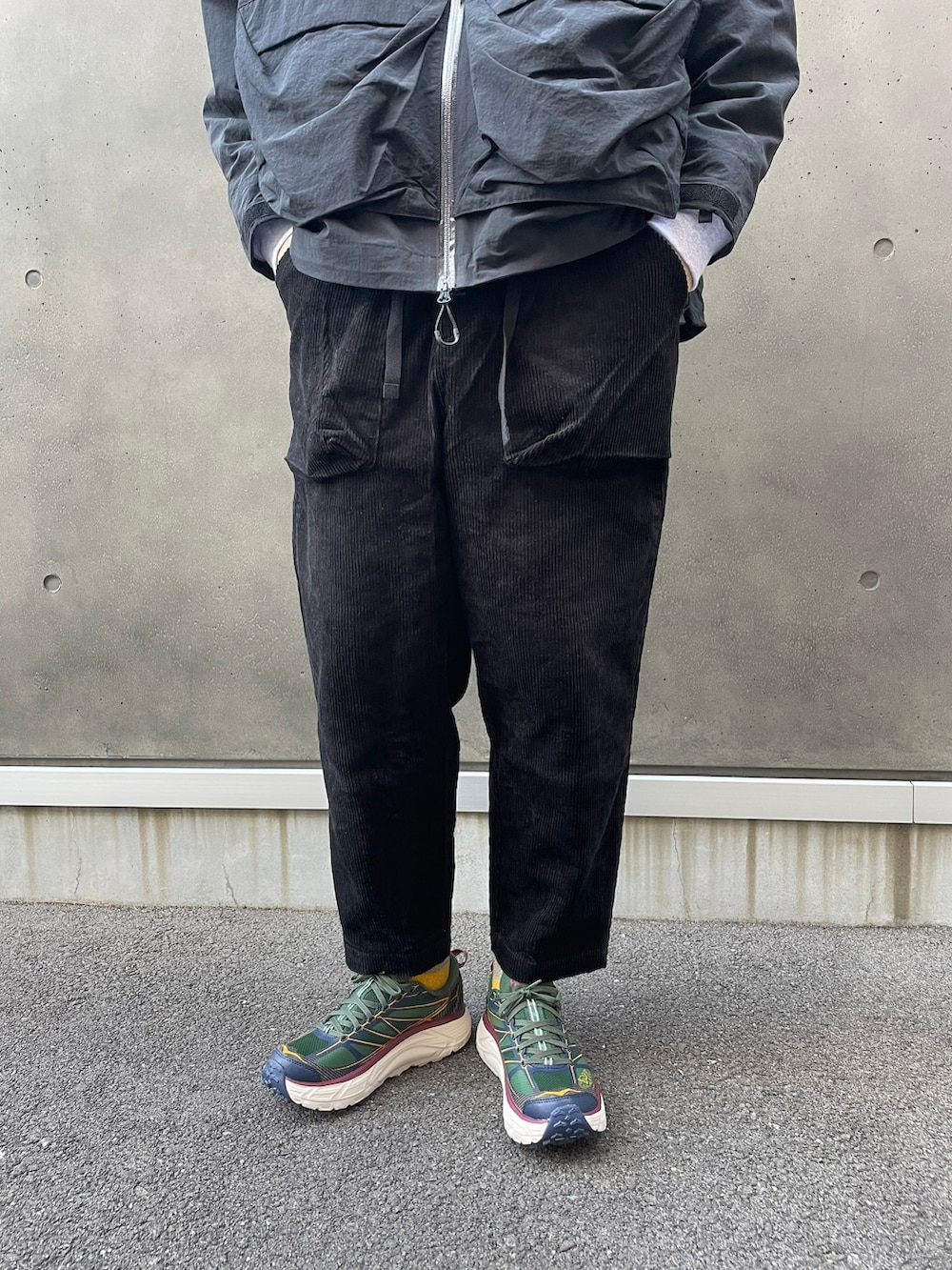 ブラック系のその他パンツ、グレー系のスウェット、ブラック系のマウンテンパーカーを着用したメンズの冬コーディネートの5枚目の写真