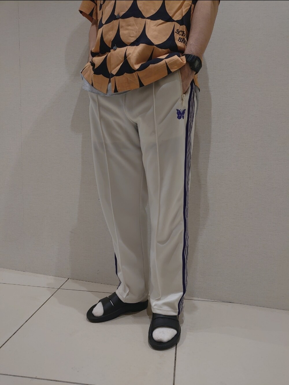 ブラック系のサンダル、ブラック系のサンダル、ゴールド系のシャツ/ブラウスを着用したメンズの春コーディネートの3枚目の写真