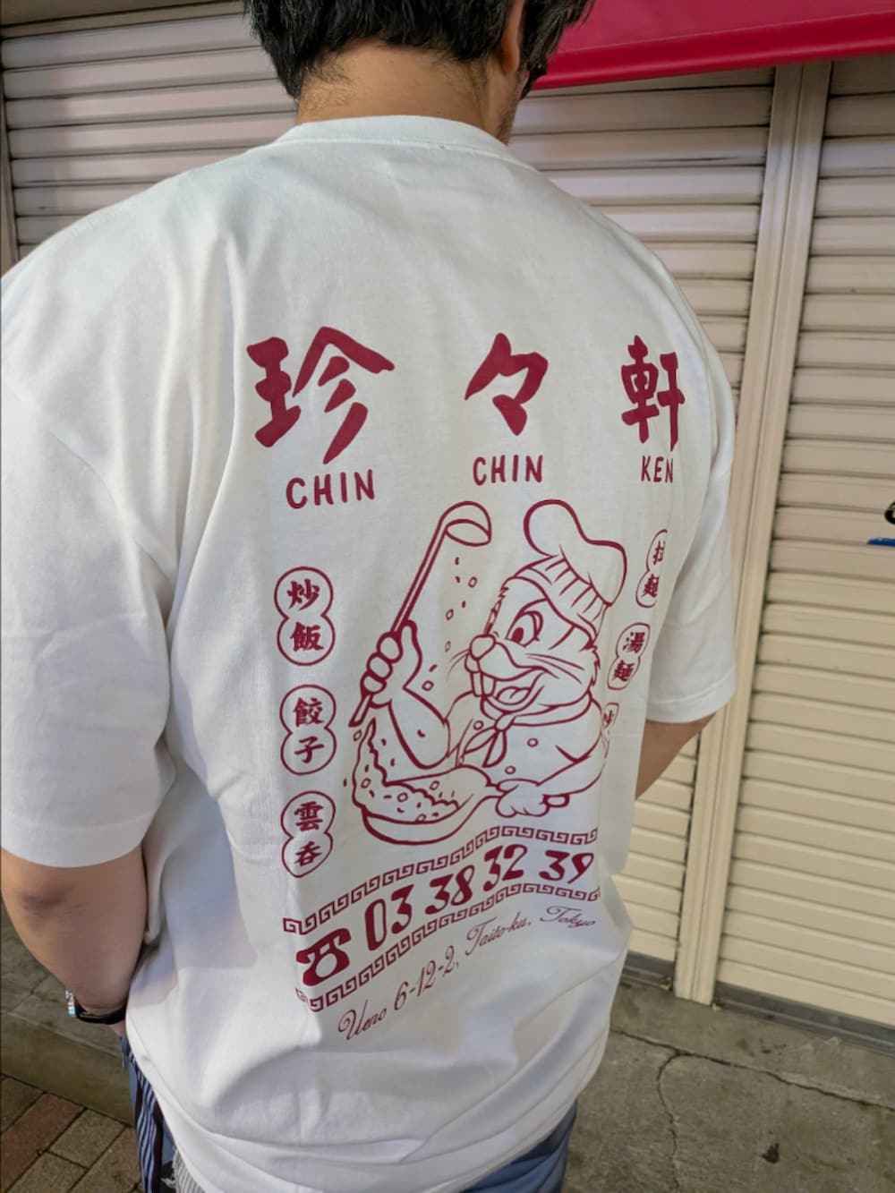 ホワイト系のTシャツ/カットソーを着用したメンズの夏コーディネートの3枚目の写真