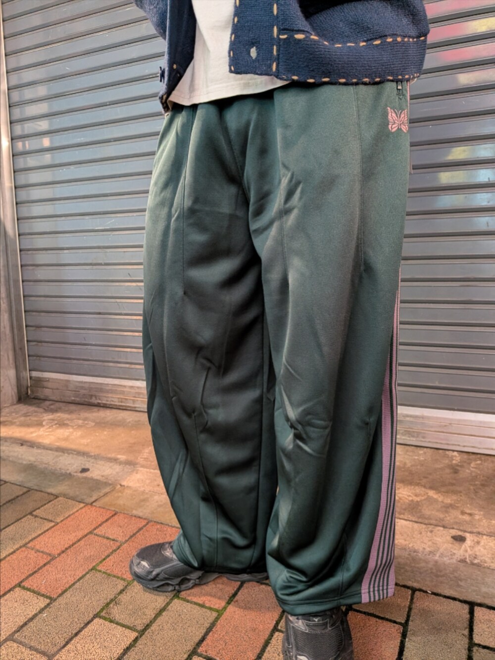 ブルー系のカーディガン/ボレロを着用したメンズの秋コーディネートの3枚目の写真