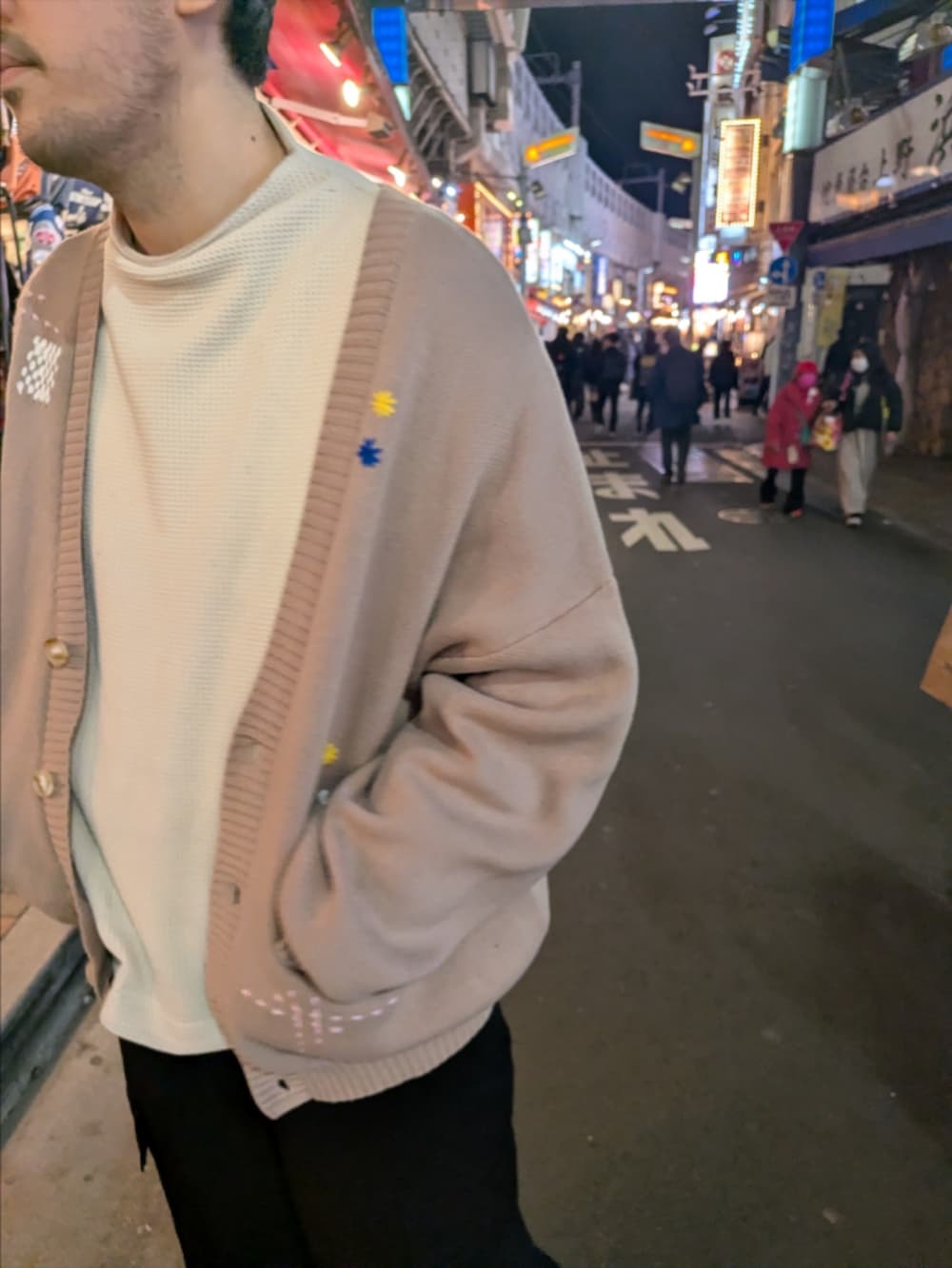 ベージュ系のカーディガン/ボレロ、ブラック系のカーゴパンツを着用したメンズの冬コーディネートの2枚目の写真