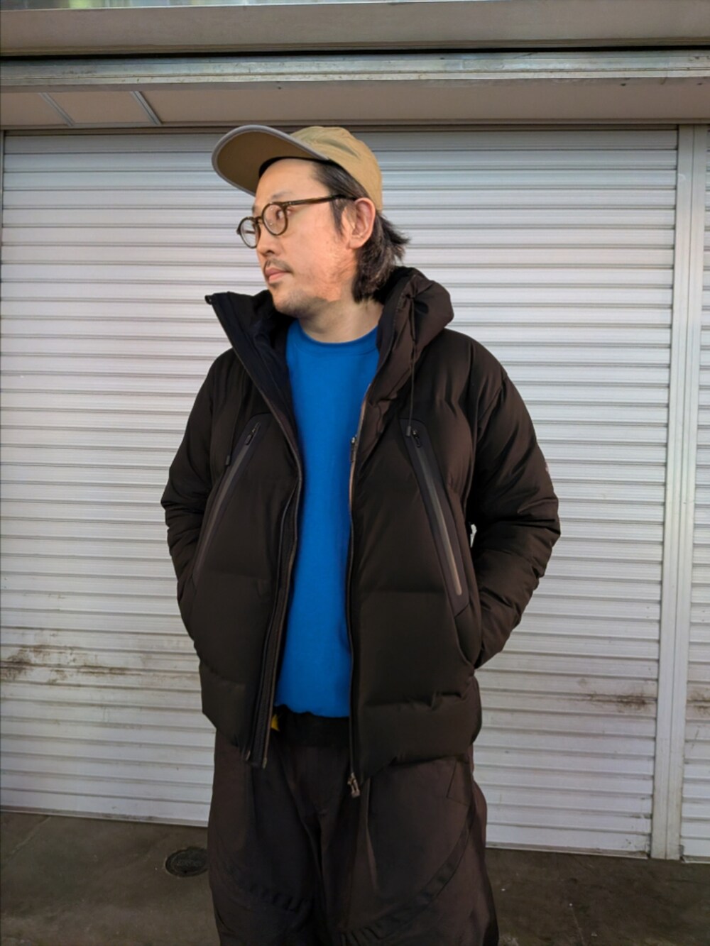 ブラック系のダウンジャケット/コートを着用したメンズの冬コーディネートの3枚目の写真