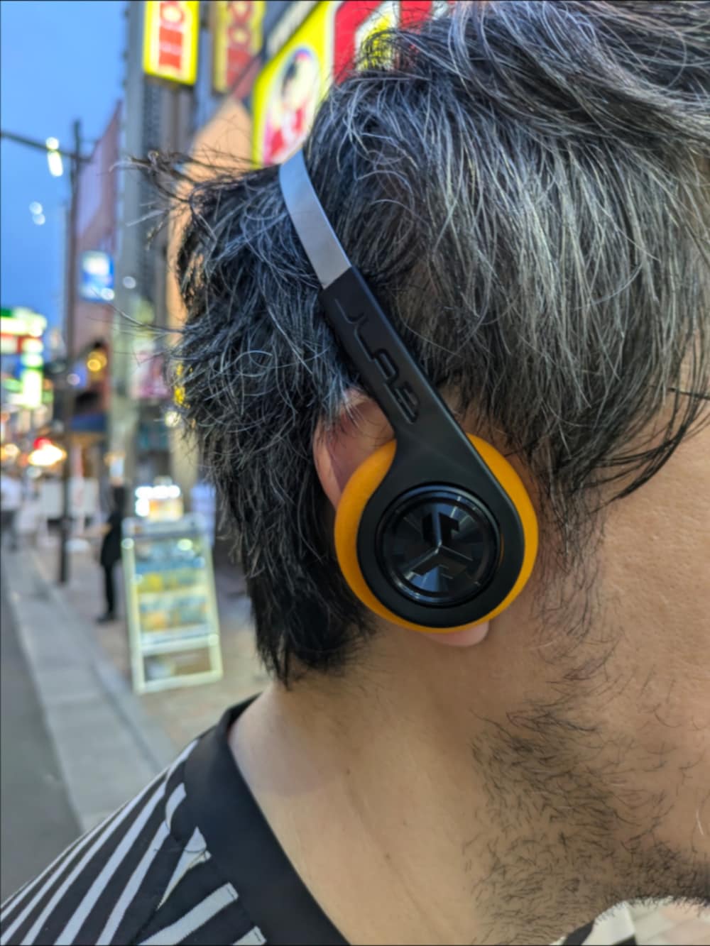 ブラック系のTシャツ/カットソー、ブラック系のヘッドフォン/イヤホンを着用したメンズの夏コーディネートの4枚目の写真