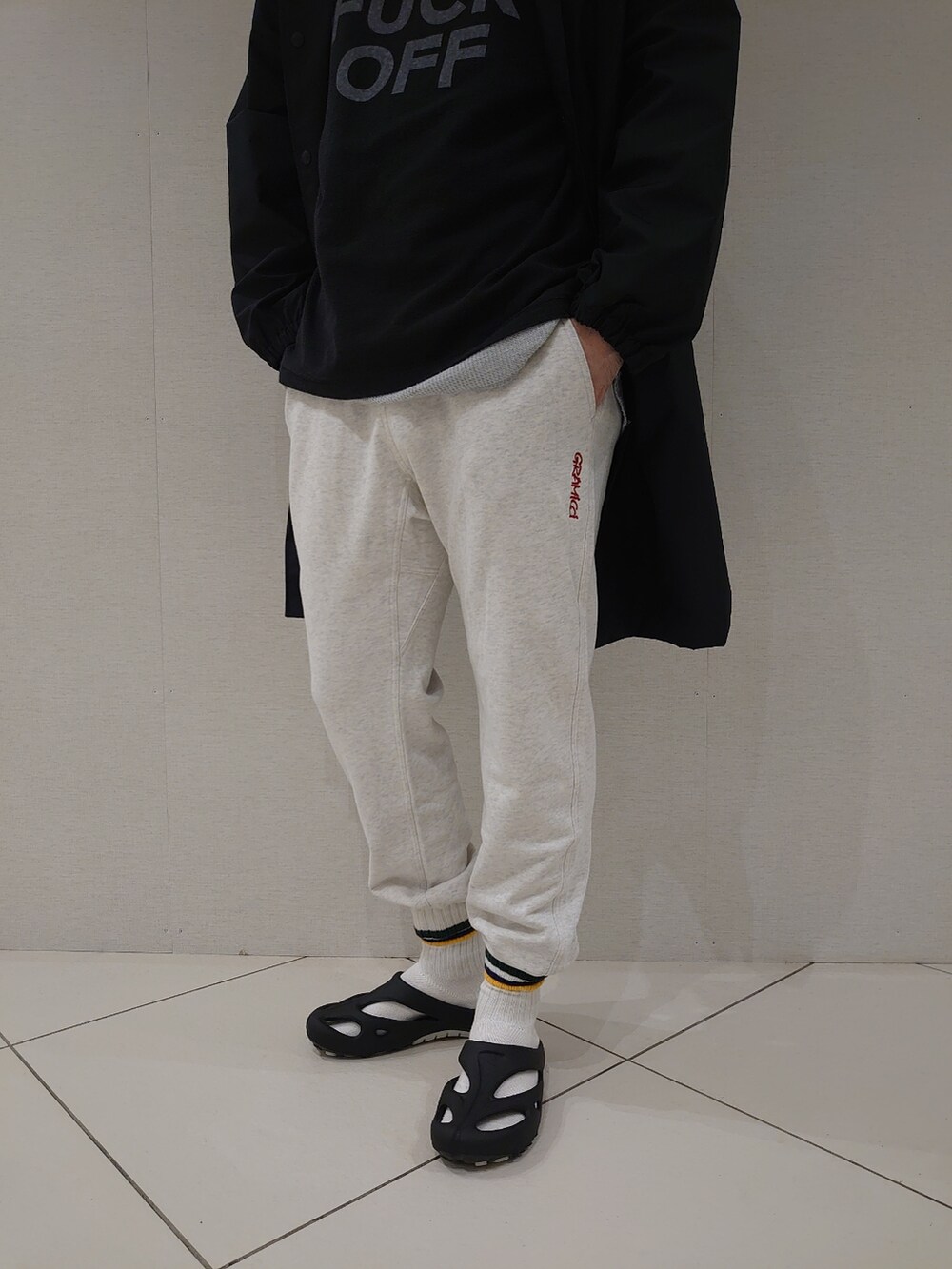 パープル系のスウェットパンツ、ブラック系のTシャツ/カットソー、ブラック系のサンダルを着用したメンズの春コーディネートの4枚目の写真