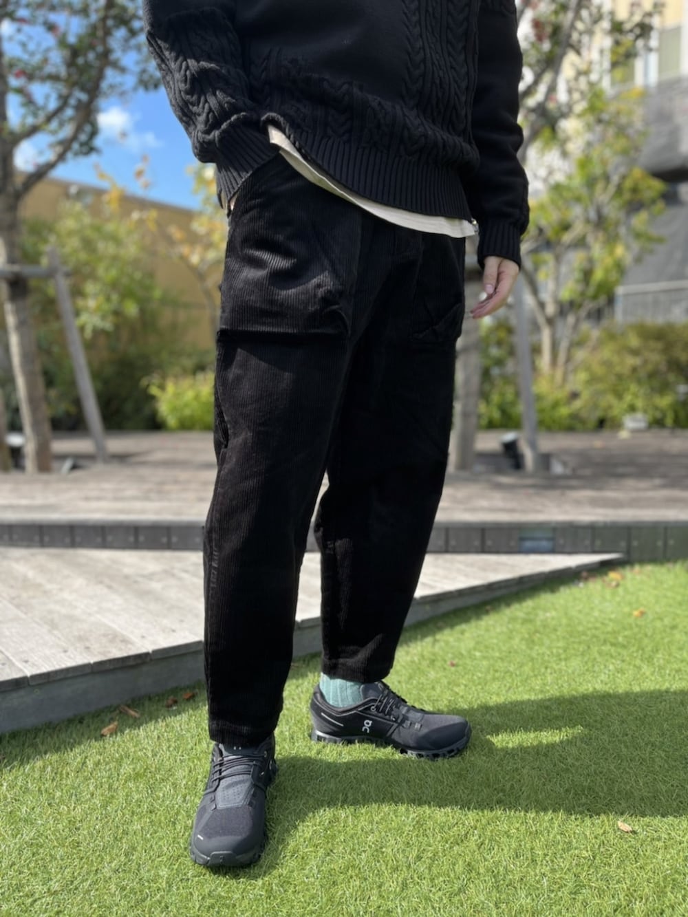 ブラック系のその他パンツ、ブルー系のスニーカー、グリーン系のMA-1を着用したメンズの秋コーディネートの3枚目の写真