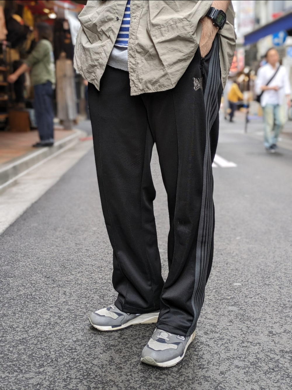 グレー系のシャツ/ブラウス、ブラック系のショルダーバッグ、ブラック系のスマホグッズを着用したメンズの夏コーディネートの3枚目の写真