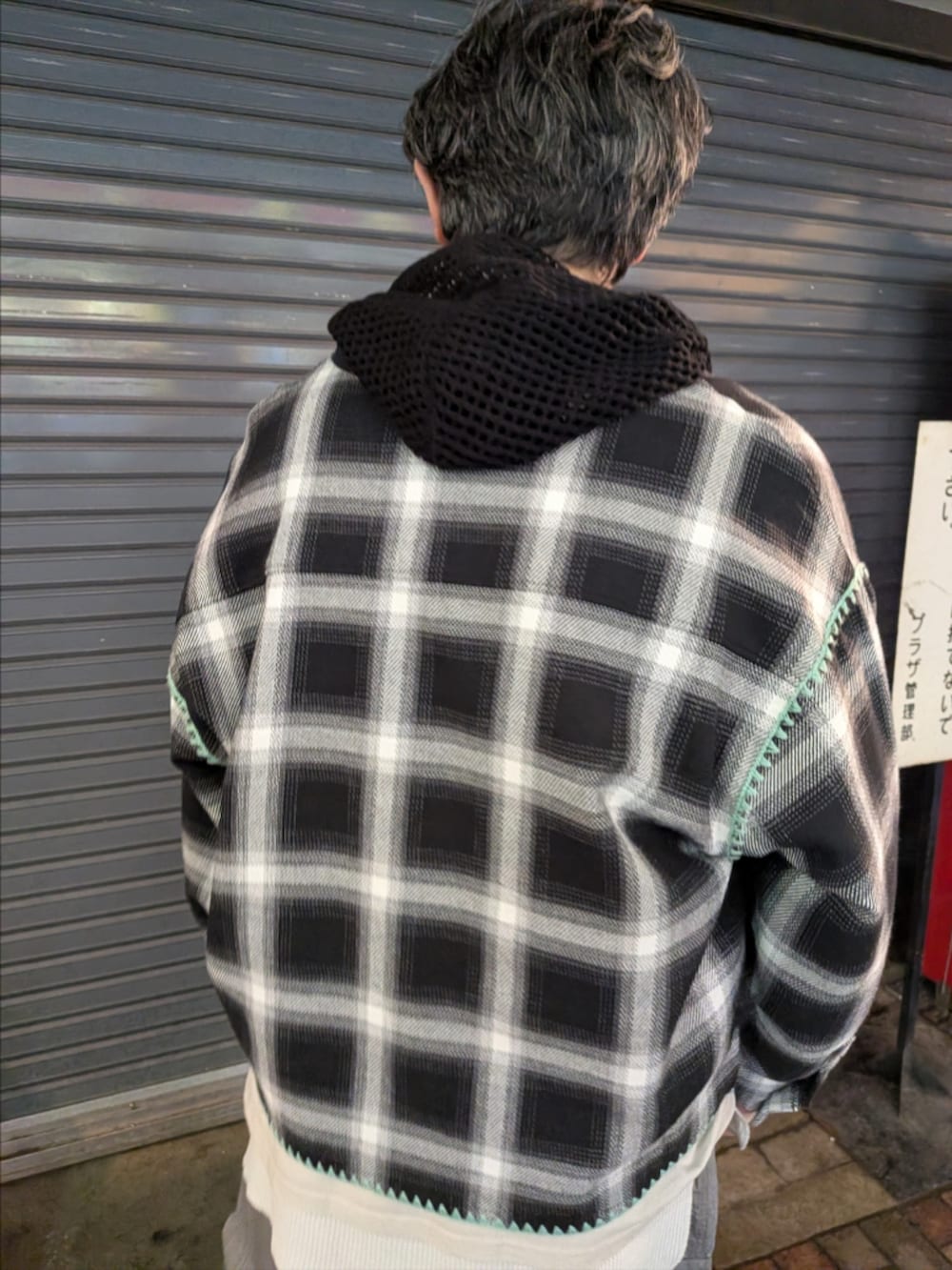 ブラック系のパーカー、ホワイト系のシャツ/ブラウスを着用したメンズの冬コーディネートの3枚目の写真