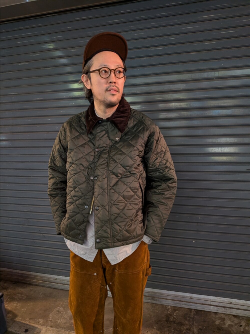 その他のその他アウター、グレー系のシャツ/ブラウス、ブラウン系のデニムパンツを着用したメンズの秋コーディネートの2枚目の写真