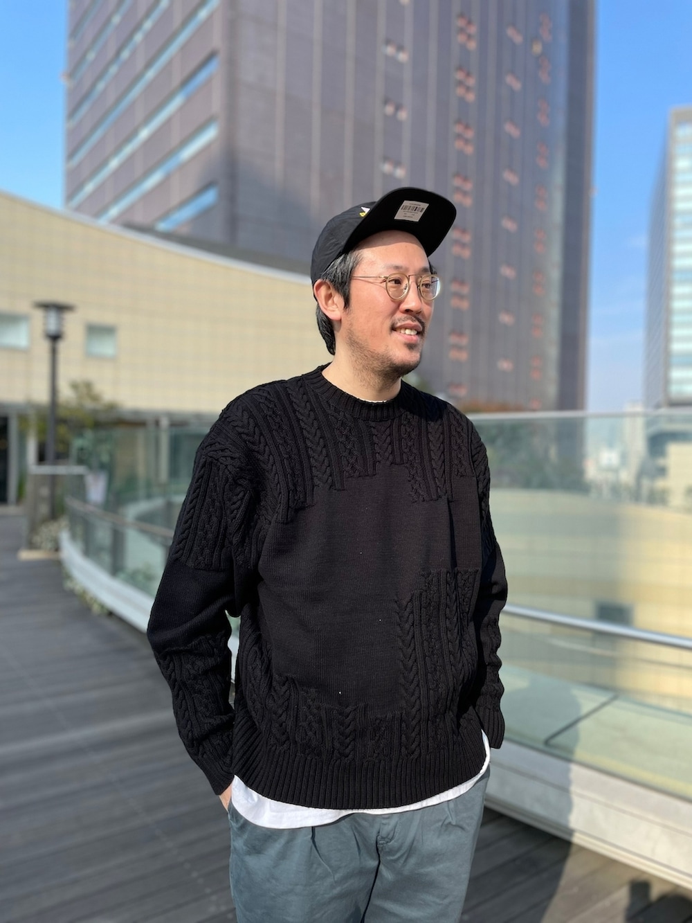 ブラック系のライダースジャケット、ブラック系のモカシン/デッキシューズ、ブラック系のニット/セーターを着用したメンズの冬コーディネートの4枚目の写真